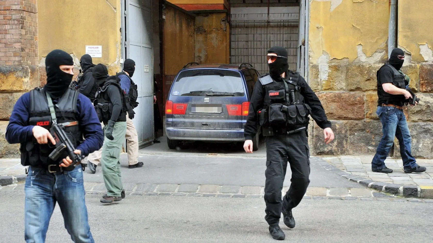 Policajti zaisťujú policajnú stanicu v Budapešti, na ktorú  bol privezený Slovák Jozef Roháč. 