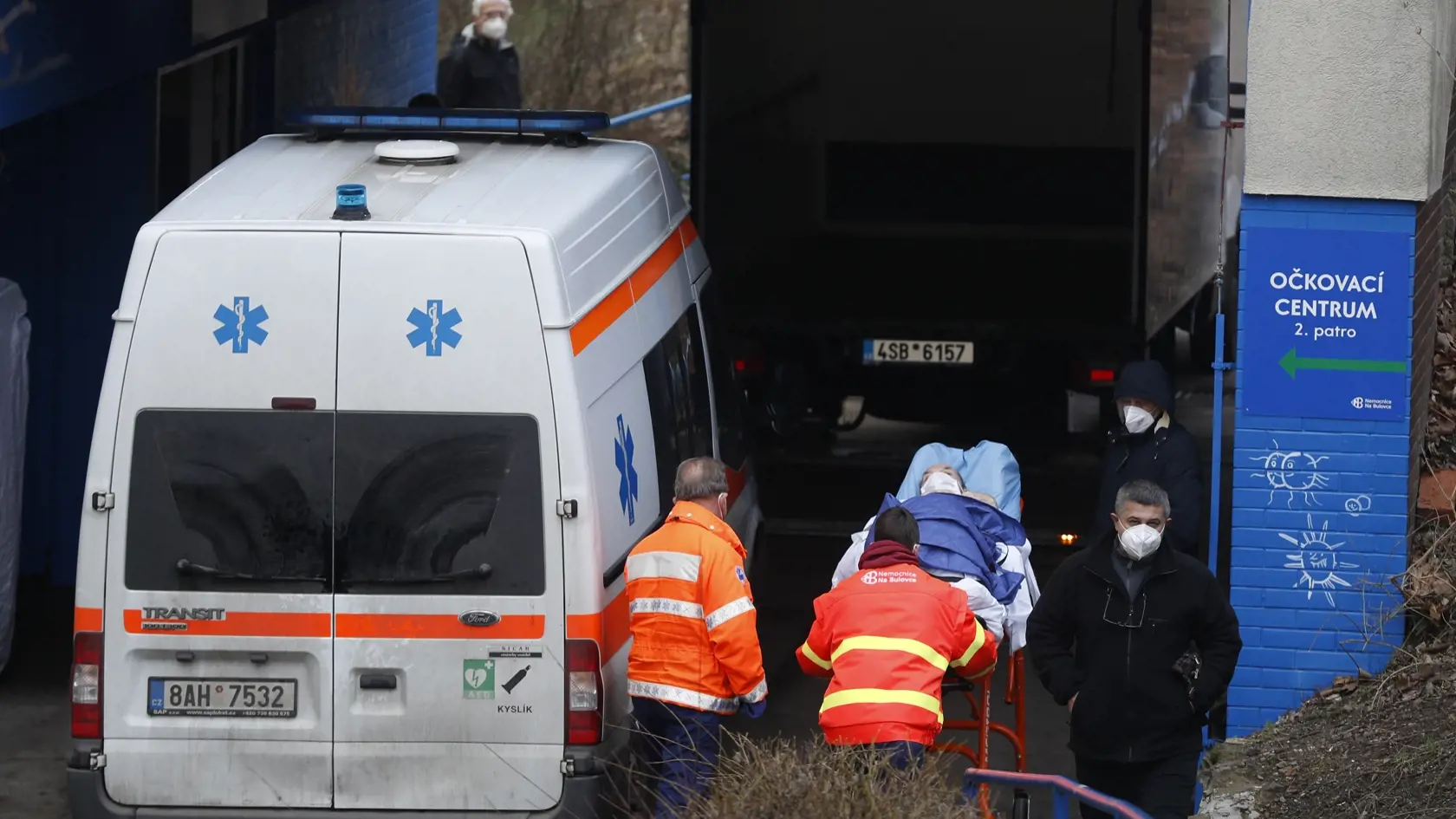 Záchranári privážajú pacienta na infekčné oddelenie Fakultnej nemocnice Bulovka v Prahe.