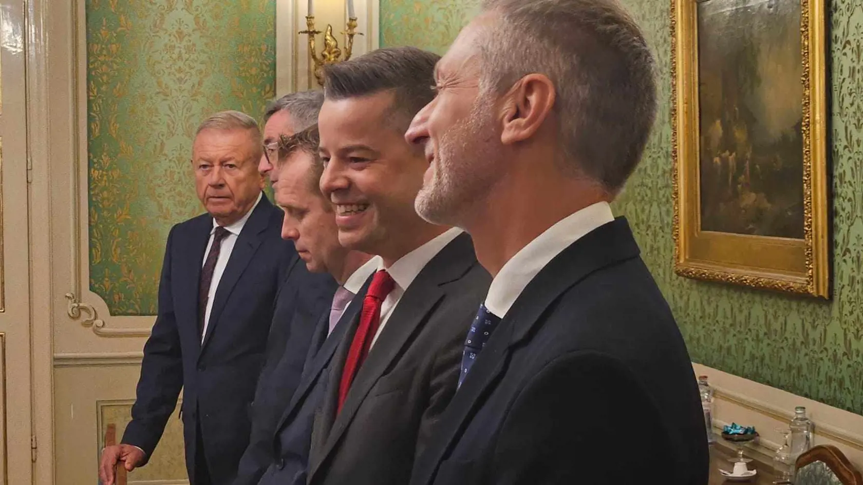 Premiér Robert Fico počas stretnutia so zástupcami obchodných reťazcov na Úrade vlády.