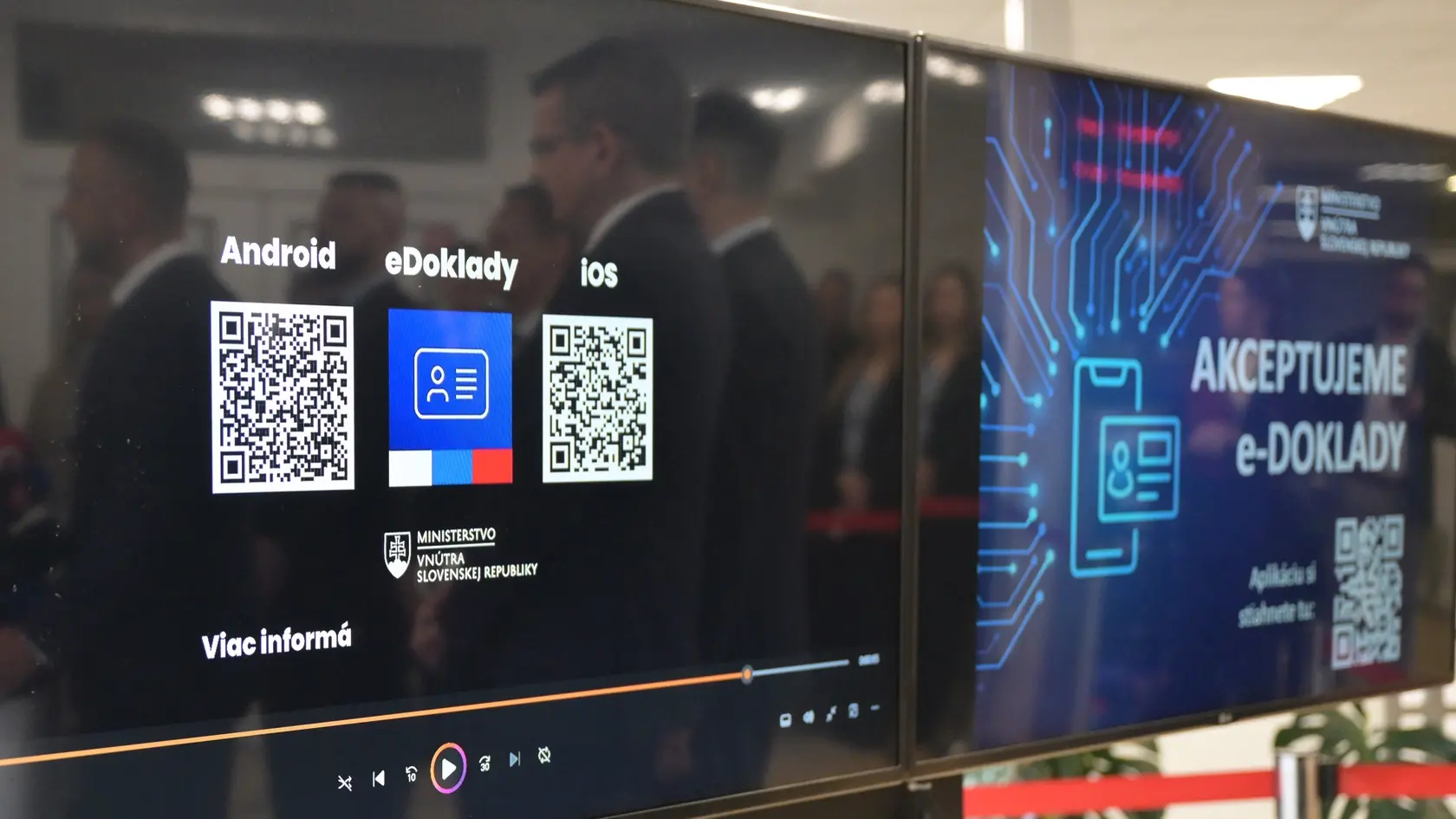 Na snímke veľkoplošné obrazovky počas spustenia do prevádzky mobilných aplikácií eDoklady a eIdentita v Košiciach 15. apríla 2025. V prvej fáze budú slúžiť ako elektronická verzia občianskych a vodičských preukazov, na mobilné prihlasovanie sa do portálu slovensko.sk či na overenie identity na vybraných poštách. Na utorkovej tlačovej konferencii v Košiciach o tom informoval minister vnútra Matúš Šutaj Eštok (Hlas-SD) s tým, že neskôr by mohli byť aj nástrojom komunikácie občana so súkromným sektorom. FOTO TASR – František Iván