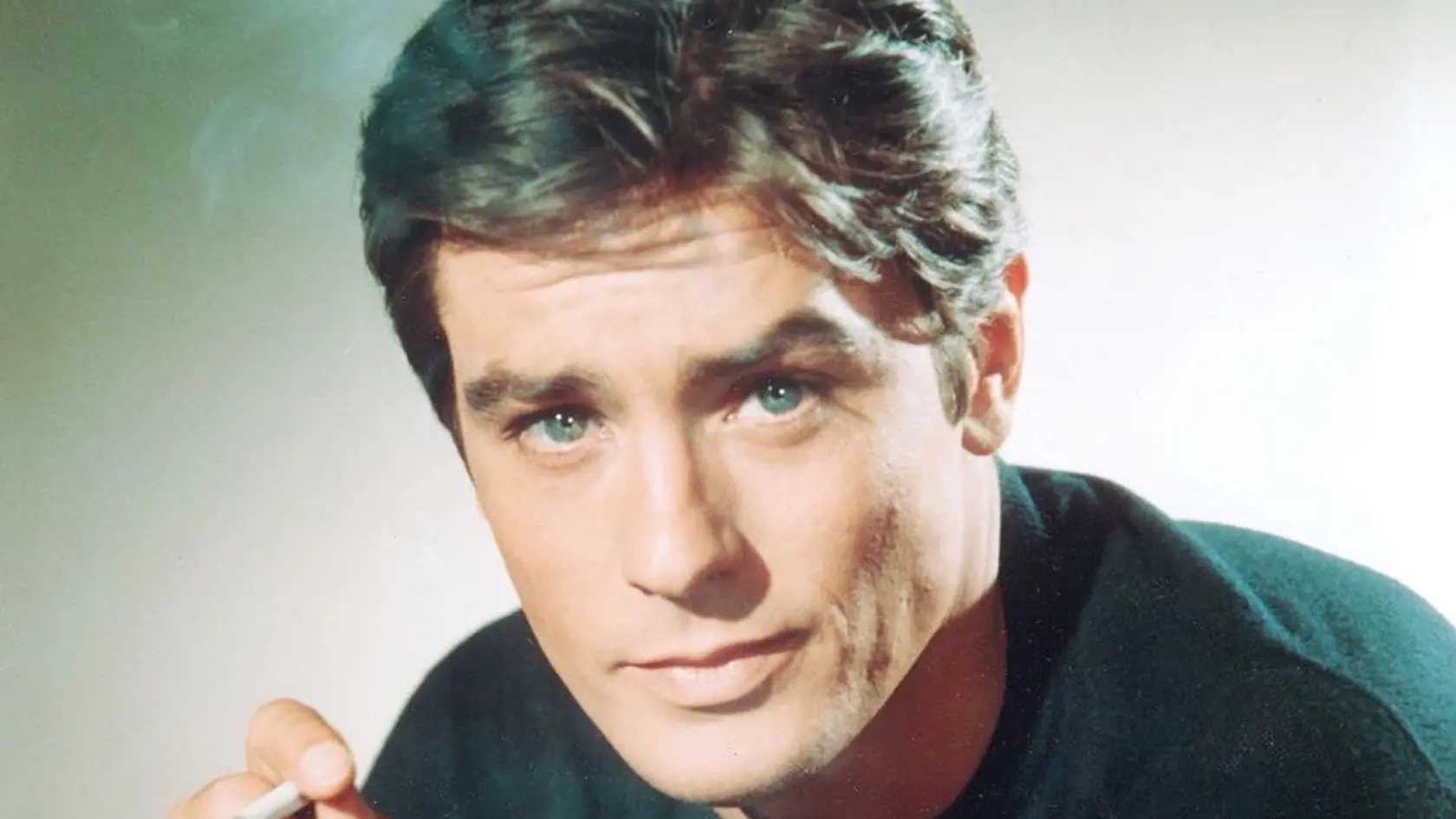Zoznam fešákov by nebol úplný, keby tam chýbal sukničkár s uhrančivým pohľadom Alain Delon. Predstaviteľ Rocca, Čierneho Tulipána, Zorra a ďalších hrdinov tvrdil o sebe, že je vo vzťahu k ženám hanblivý a tie ho musia zbaliť. Zlé jazyky však hovoria, že to nie je pravda.