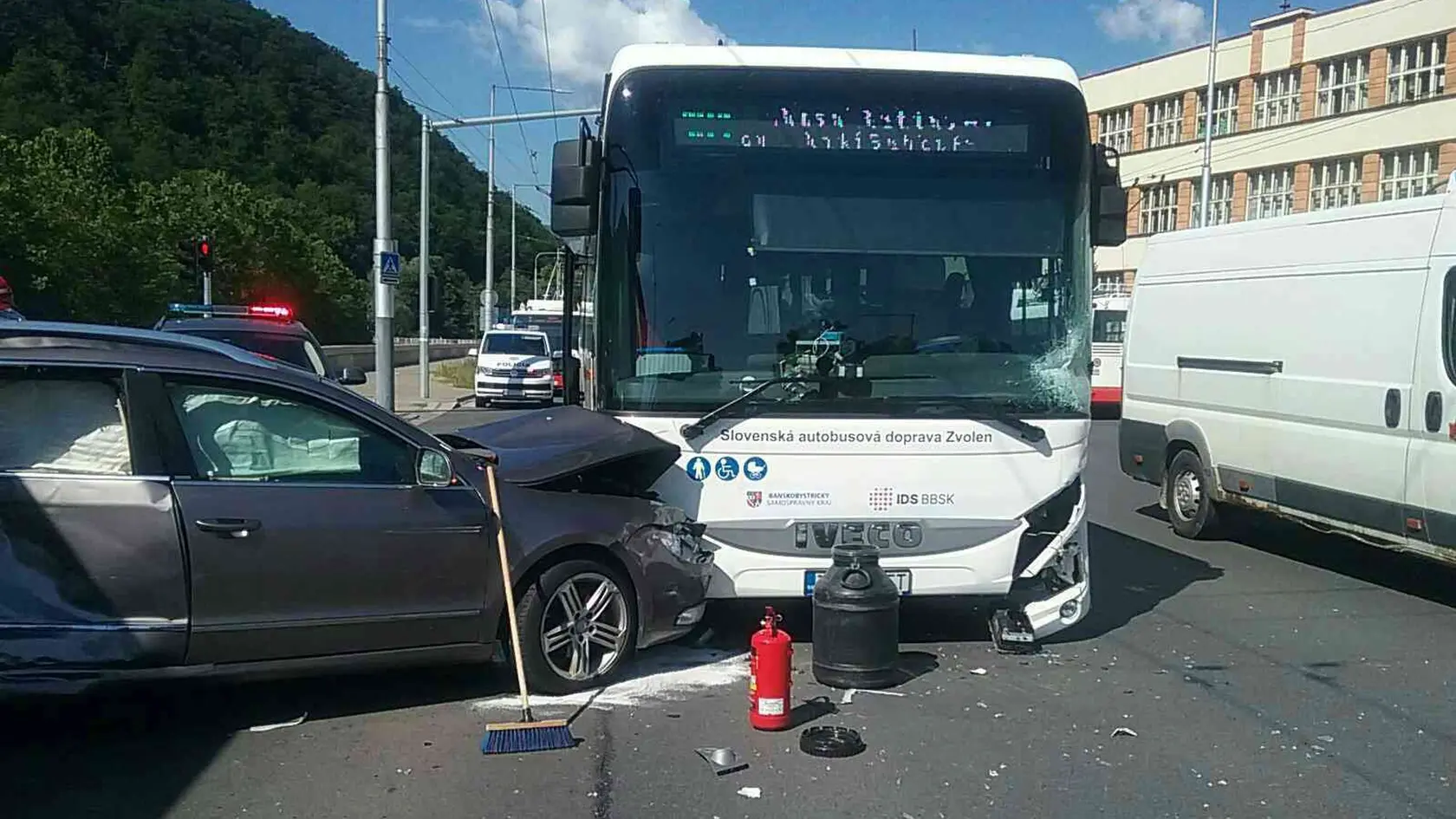 V centre Banskej Bystrice došlo k nehode autobusu a auta.