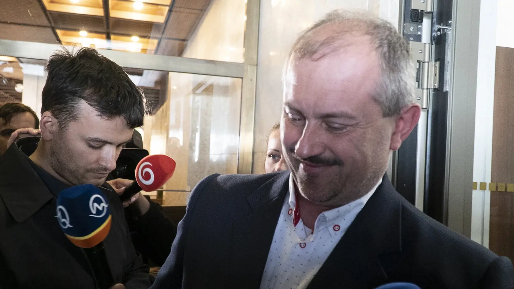 Marian Kotleba sa dnes dobýjal do parlamentu aj napriek tomu, že mu zanikol poslanecký mandát.