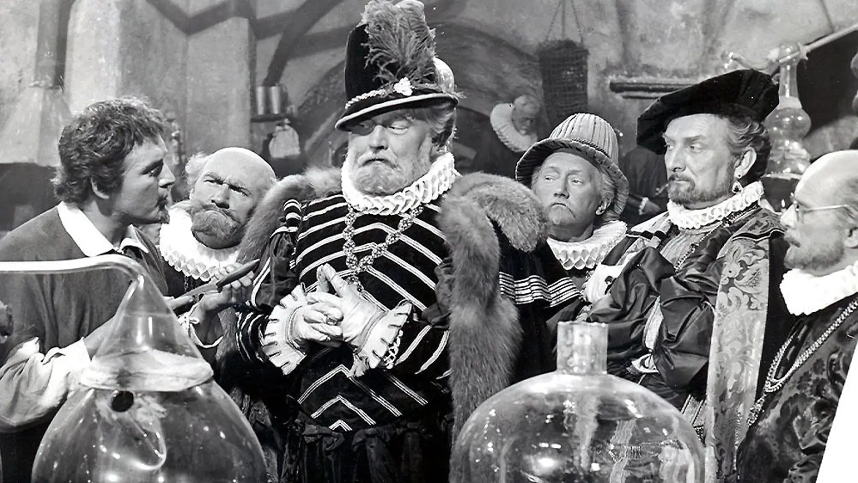 Jan Werich ako cisár Rudolf II. vo filme Cisárov pekár a pekárov cisár. Jeho alchymistovi sa nepodarilo premeniť olovo na zlato. Vedci z CERN-u ale hlásia prelomový objav, táto premena sa im podarila. 