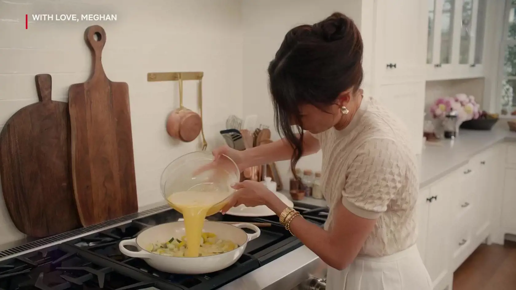 Meghan Markle má vlastnú kulinársku šou na Netflixe. Jedlo pripravuje na špičkovej panvici  Le Creuset v hodnote od 220 do 300 eur.
