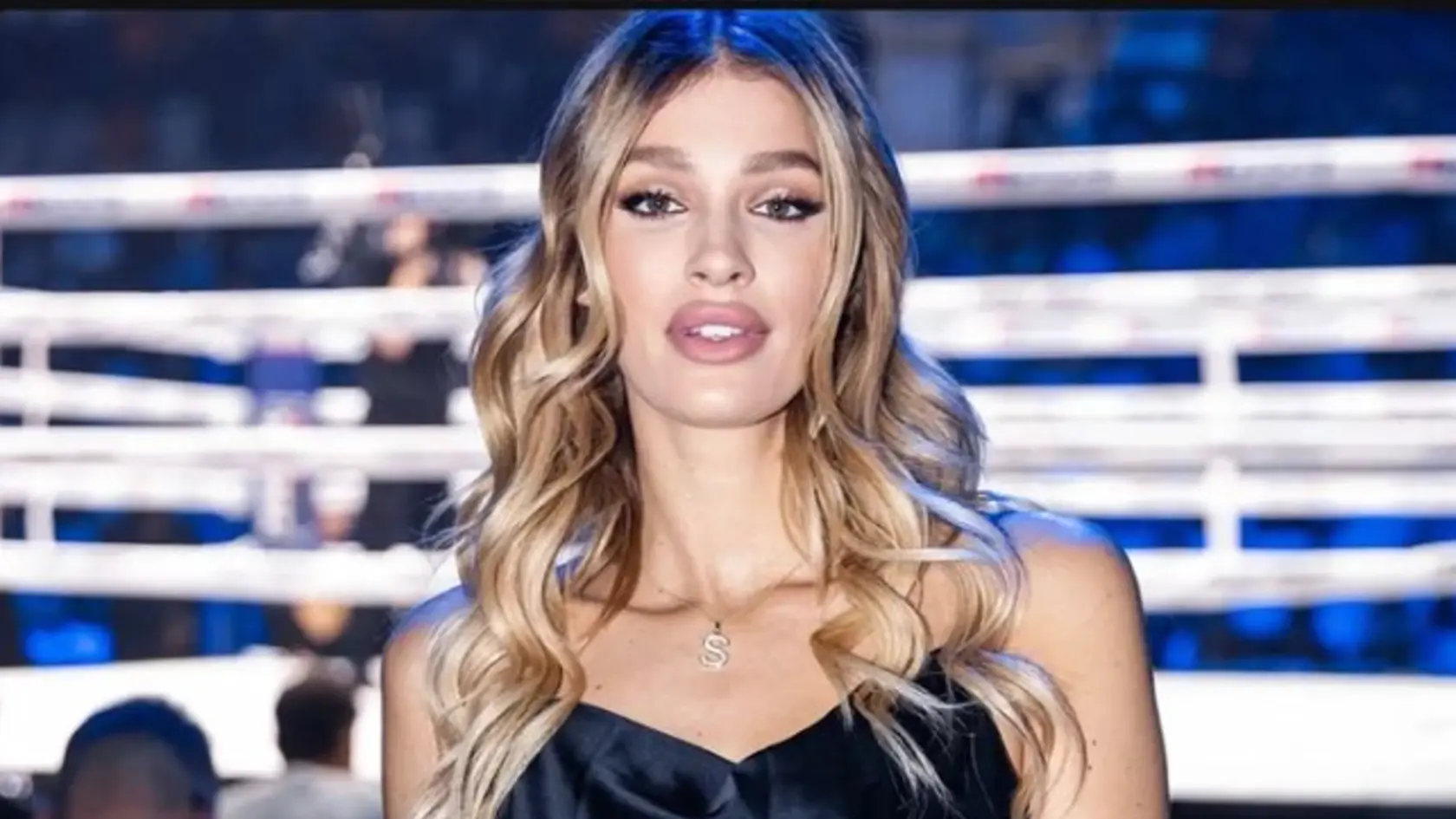 Jasmina v dramatickej čiernej.