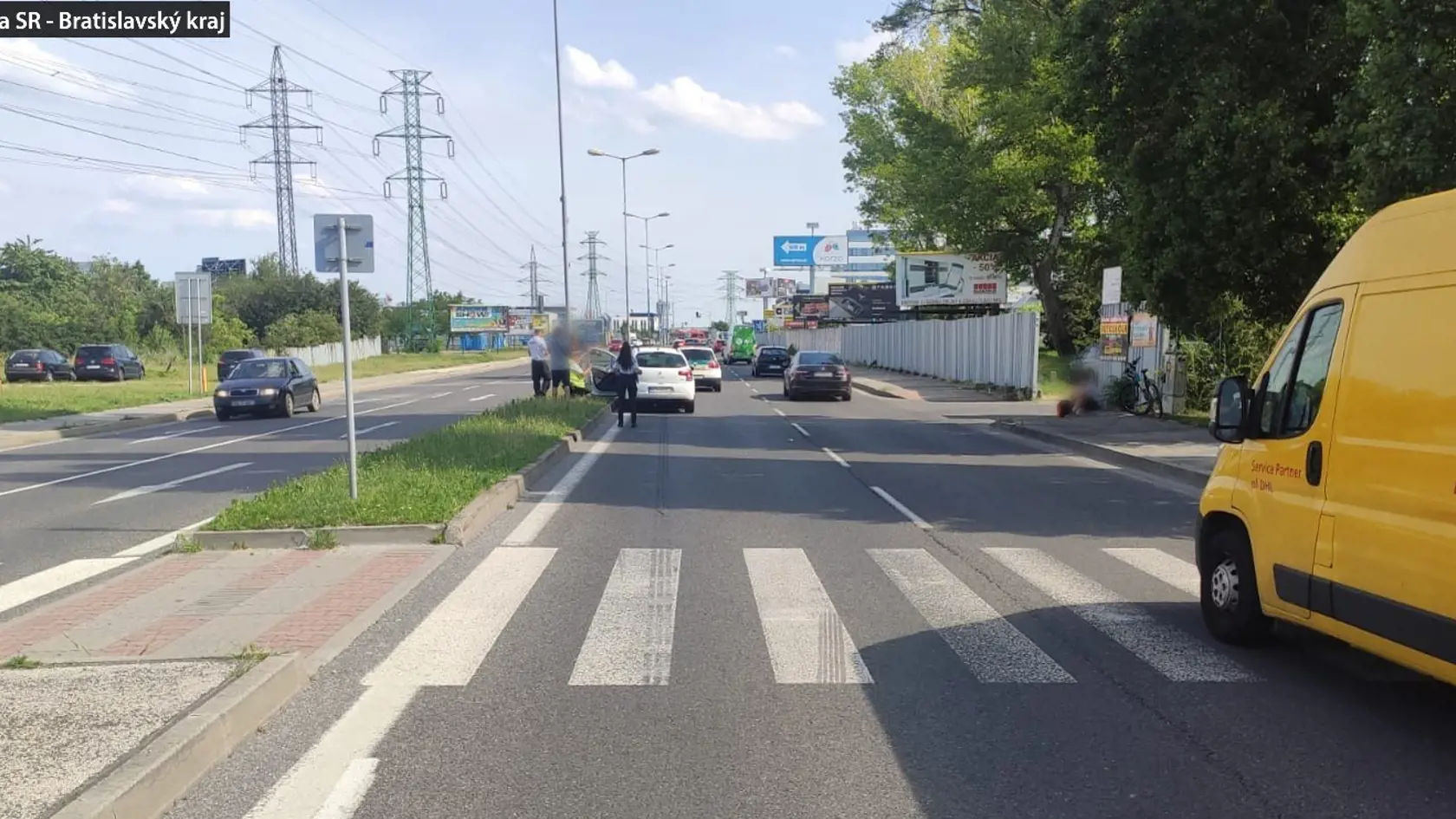 Pri zrážke s autom na priechode utrpelo zranenia 15-ročné dievča.