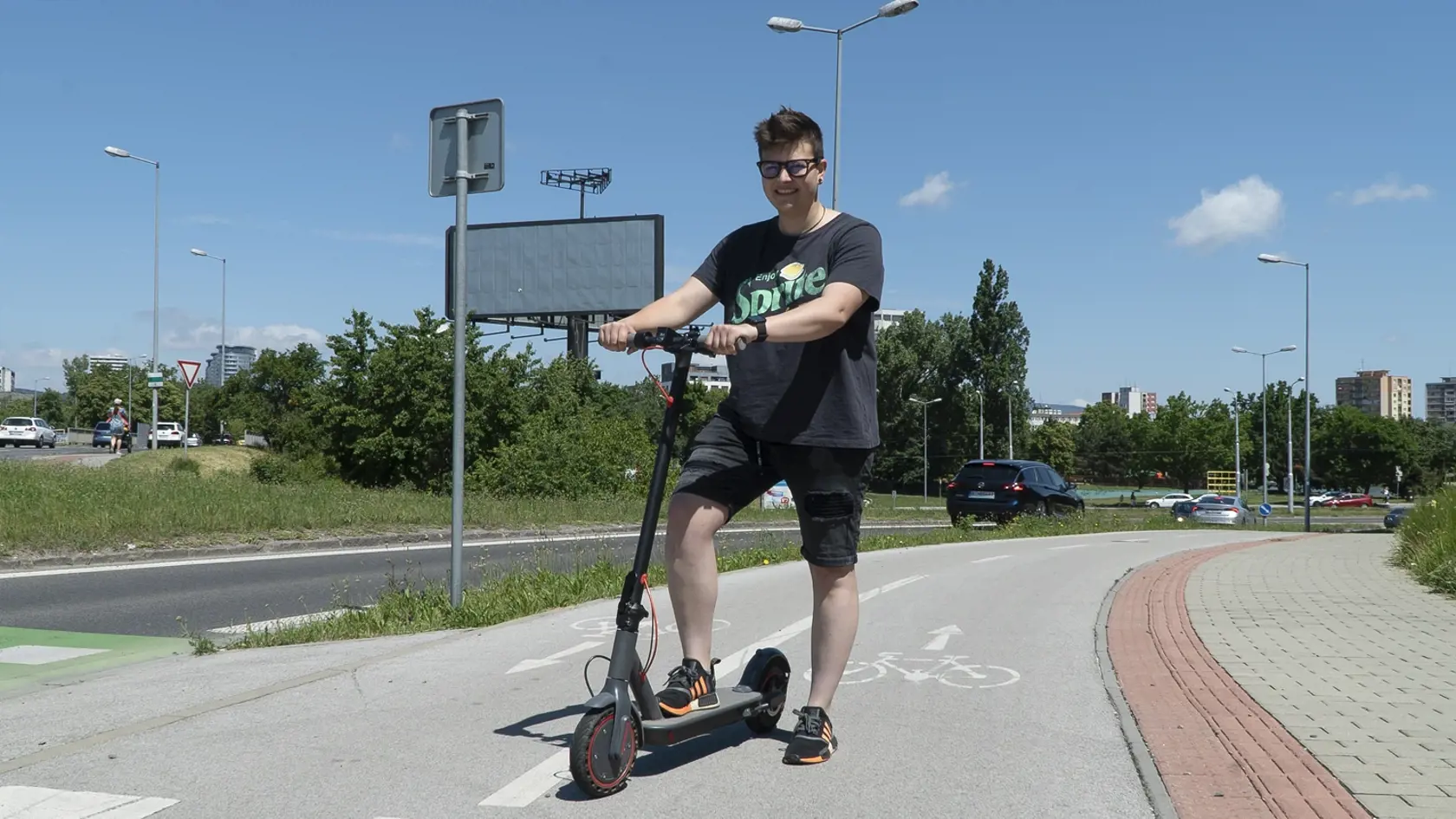 Andrea (24) - Jazdím iba na cyklotrase! 
Na chodníku, na rozdiel od cyklotrasy, by sa malo jazdiť rýchlosťou chodca.