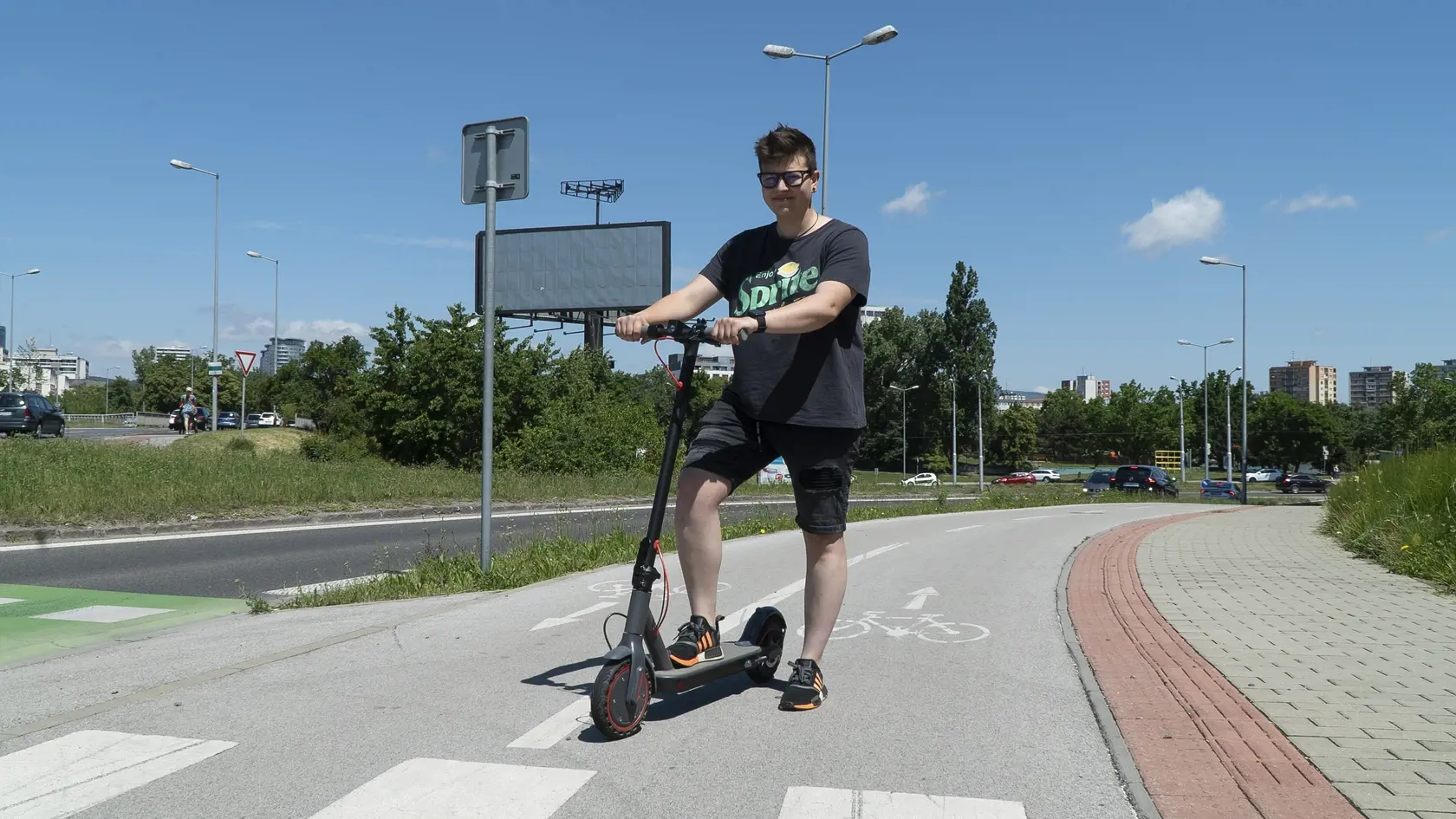 Andrea (24) - Jazdím iba na cyklotrase! 
Na chodníku, na rozdiel od cyklotrasy, by sa malo jazdiť rýchlosťou chodca.