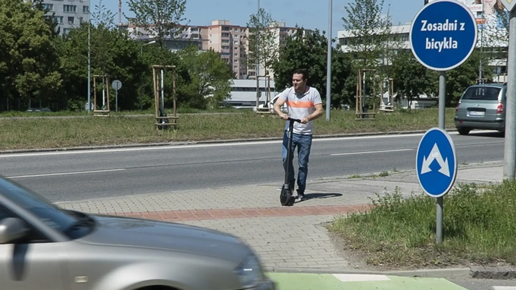 Filip (37) - Vodiči nám nedávajú prednosť!
Množstvo vodičov neberie na kolobežkárov ohľad.