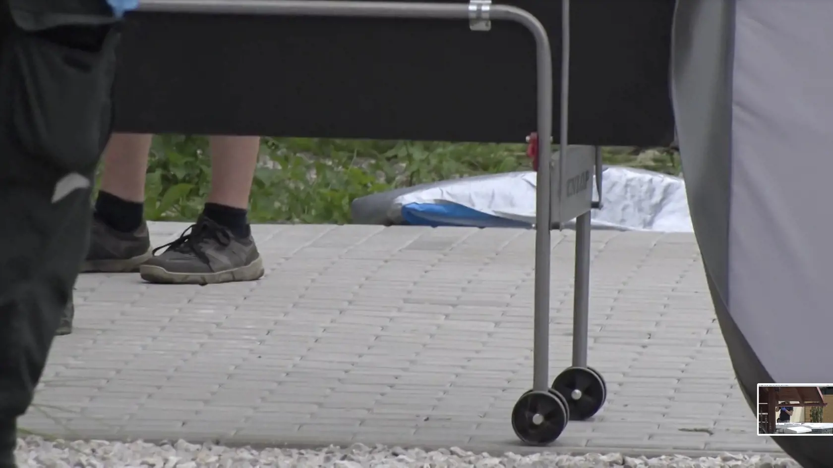 Vo vírivke v penzióne v miestnej časti Gápeľ vo Valaskej Belej (okres Prievidza), našli dve mŕtve telá päťdesiatnikov muža a ženy. Nebohý bol zamestnancom tamojšieho zariadenia poskytujúceho služby pre rekreantov.