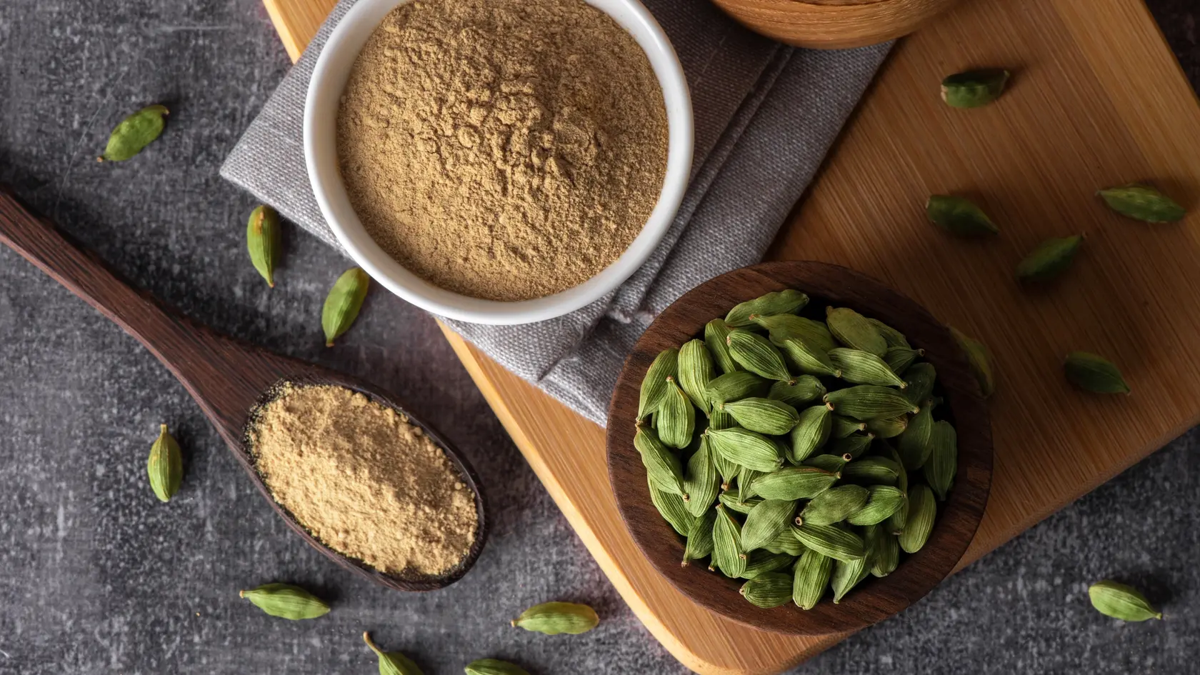 Kardamóm je aromatické korenie pochádzajúce z Indie a Srí Lanky, ktoré sa v kuchyni i tradičnej medicíne používa už tisíce rokov. Existujú dva hlavné druhy – zelený a čierny kardamóm, pričom najčastejšie sa stretneme so zeleným. Má výraznú, sladkastú a korenistú chuť s náznakom citrusov a eukalyptu.