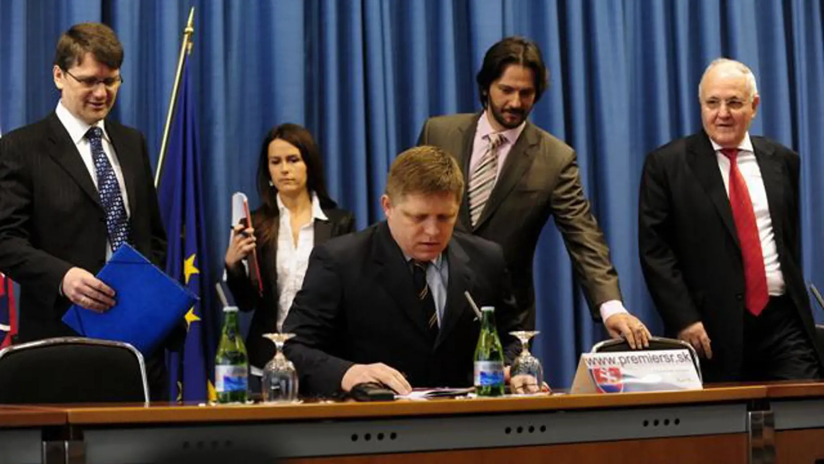 Predseda vlády SR Robert Fico (druhý zľava), podpredseda vlády SR Dušan Čaplovič (vpravo), podpredseda vlády a ministra vnútra SR Robert Kaliňák (druhý sprava) a minister kultúry SR Marek Maďarič (vľavo).