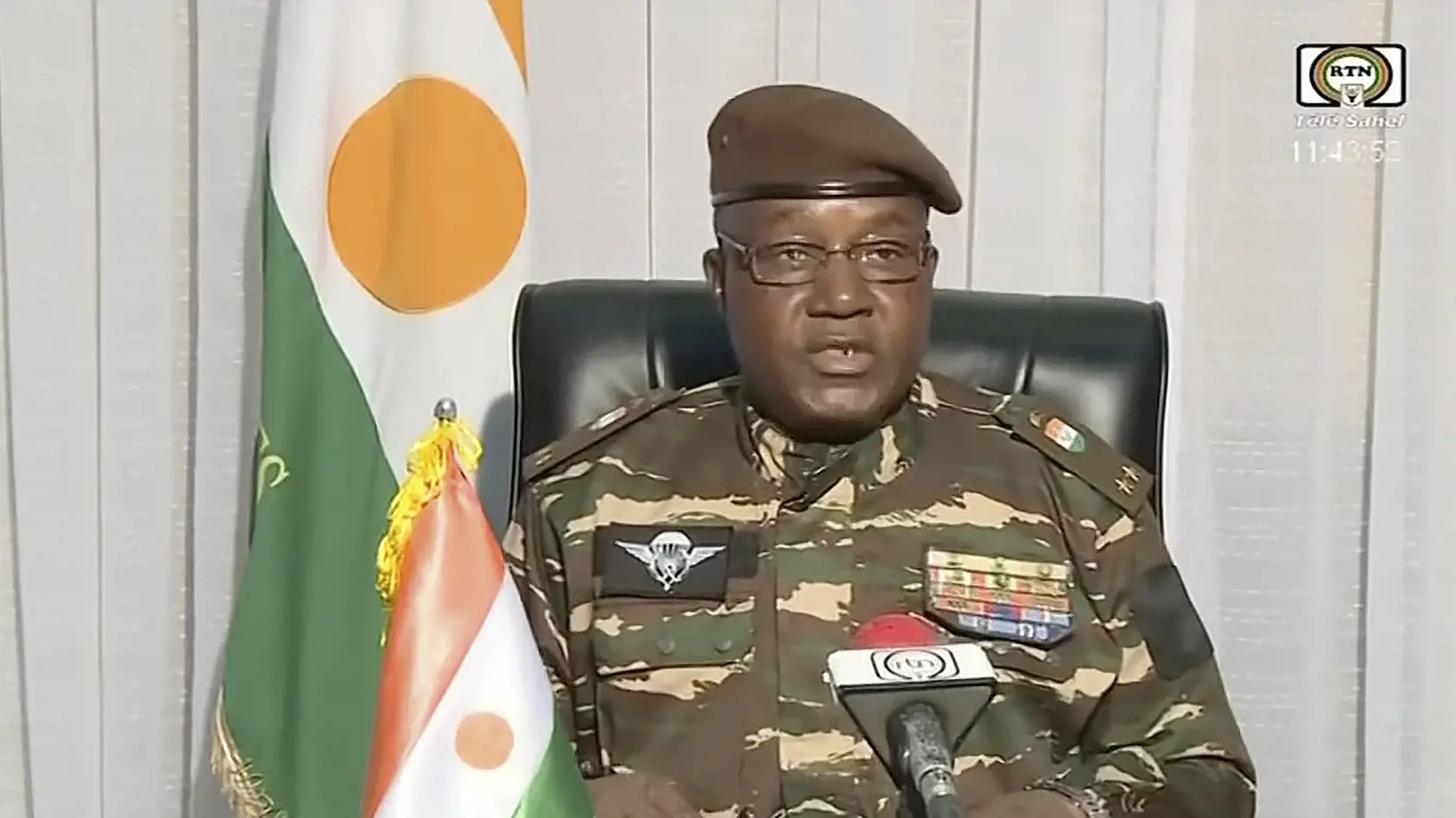 Na videosnímke generál Abdourahmane Tchiani počas vyhlásenia 28. júla 2023 v nigerskom Niamey.