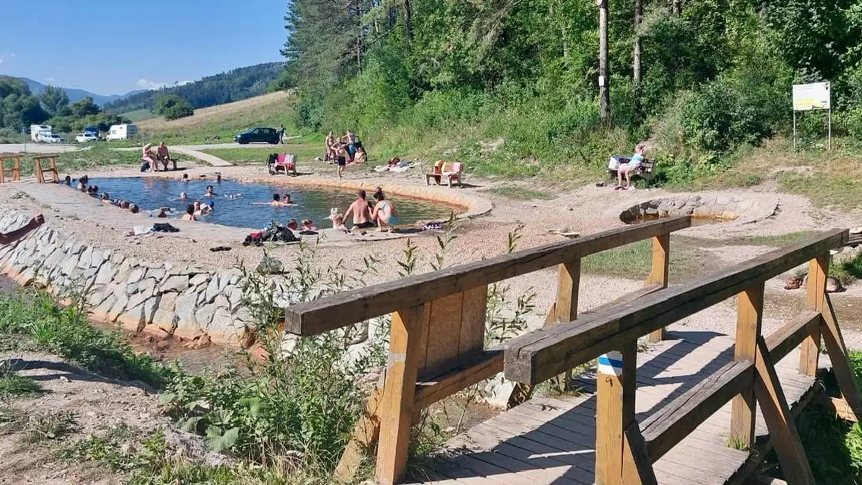 Prostredie v okolí jazierka je veľmi pekné a udržiavané.