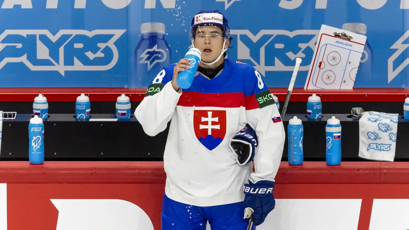Tretí zápas slovenskej hokejovej reprezentácie na MS 2025 v Štokholme. Na snímke je Martin Chromiak. 