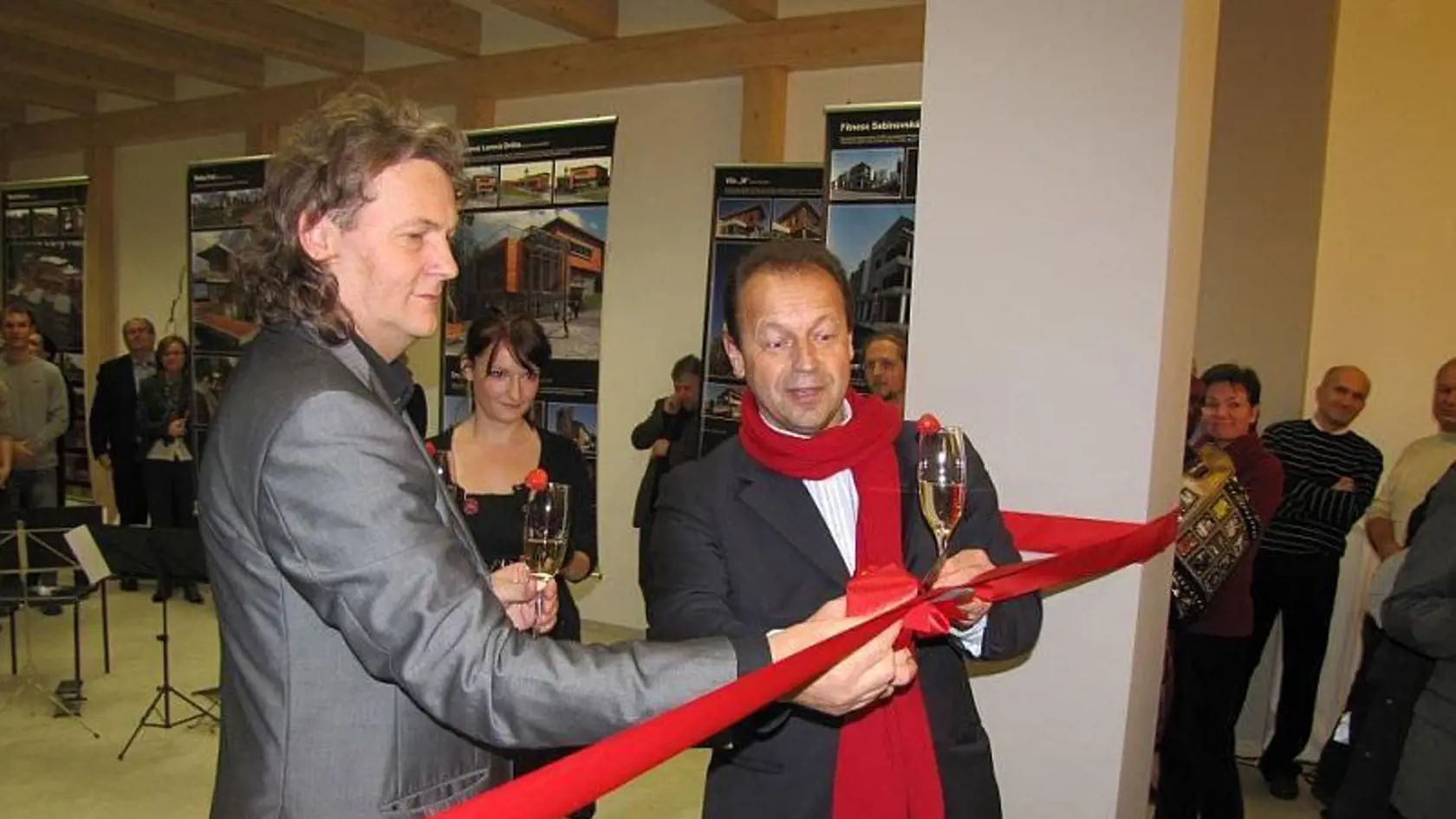 GÁLÉRIA: V Prešove otvorili galériu gizaju a architektúry. Pásku slávnostne prestihol primátor Prešova Pavel Hagyari. Na snímke a otcom myšlienky a architektom  Petrom Marcinkom.