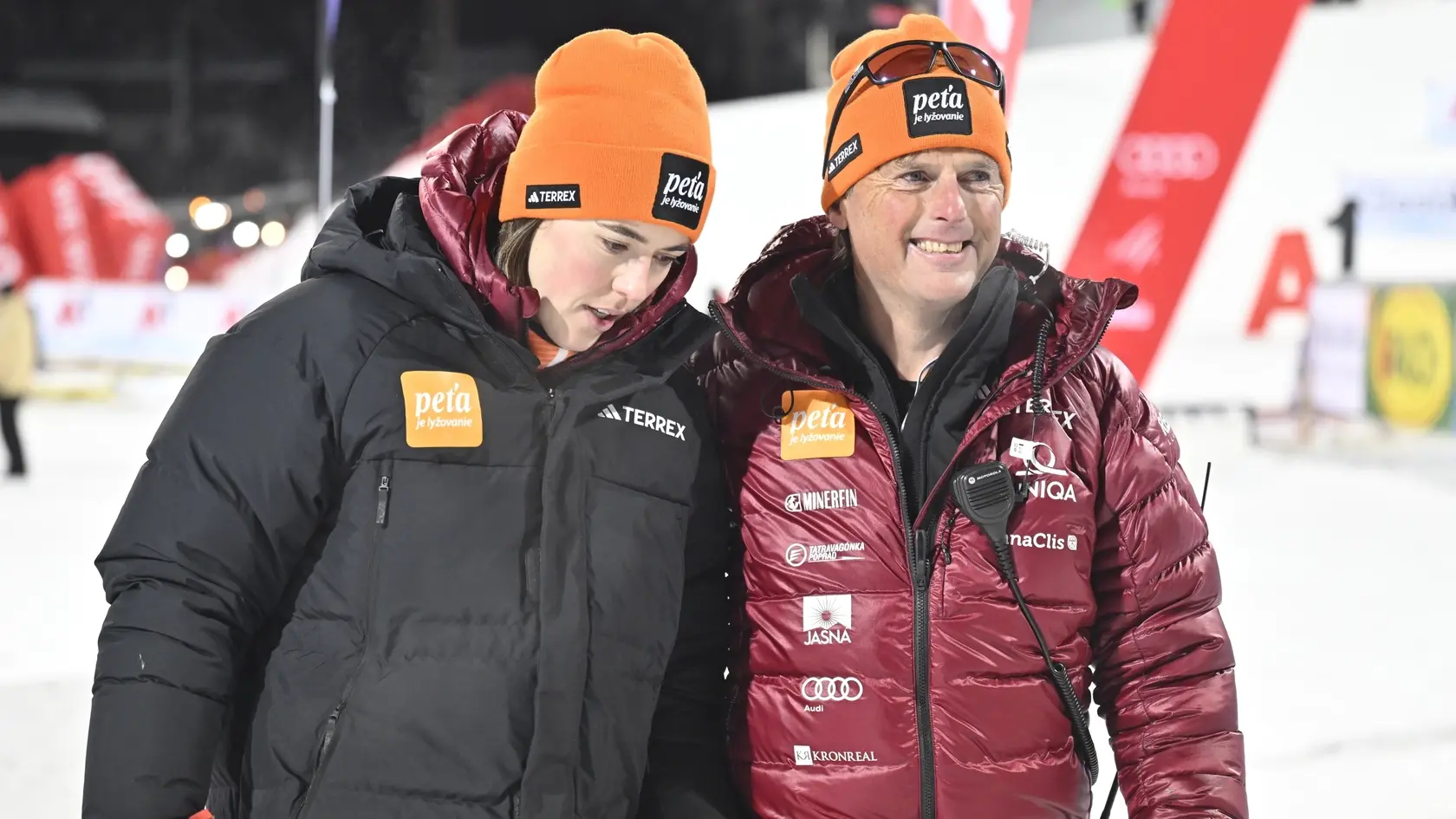 Slovenská lyžiarka Petra Vlhová (vľavo) a jej tréner Mauro Pini.