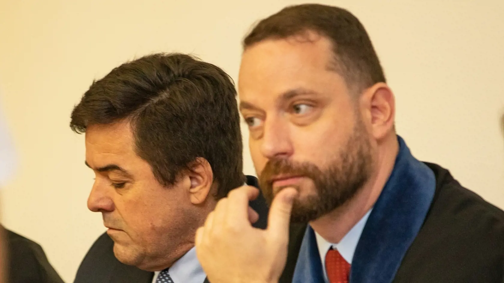 Na fotkách sú učastníci siedmeho pojednávania v kauze Zmenky. Prvý bol vypočutý obžalovaný Marián Kočner. Druhý vypočutý ako svedok Peter Tóth. Na fotke je Marian Kočner a Marek Para.