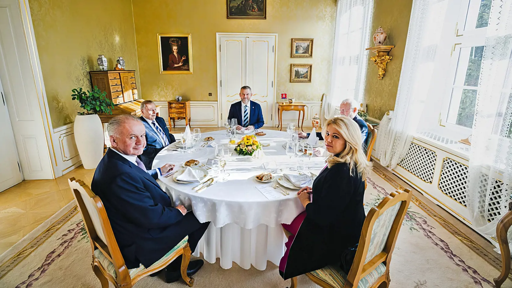 Peter Pellegrini hostil za jedným stolom bývalé hlavy štátu.