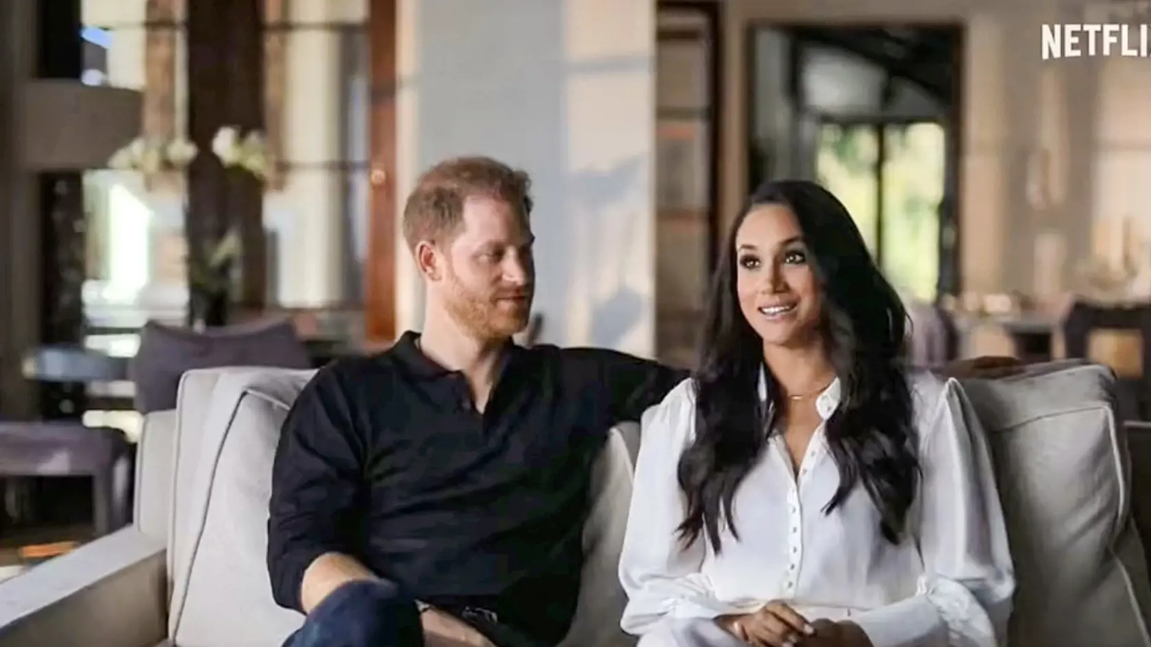 Harry a Meghan začali vojnu s kráľovskou rodinou. Po odvysielaní ich dokumentu na Netlixe už nebolo nič tak, ako predtým.