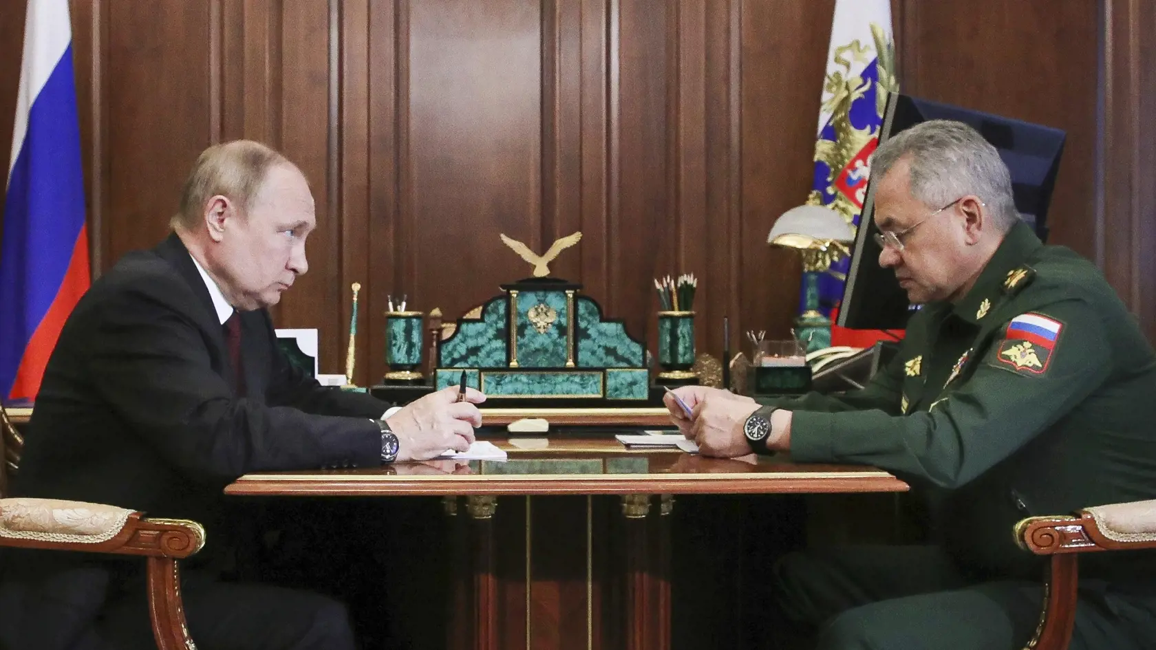 Na snímke vľavo ruský prezident Vladimir Putin a vpravo ruský minister obrany Sergej Šojgu počas stretnutia v Kremli v Moskve v pondelok 4. júla 2022. FOTO TASR/AP