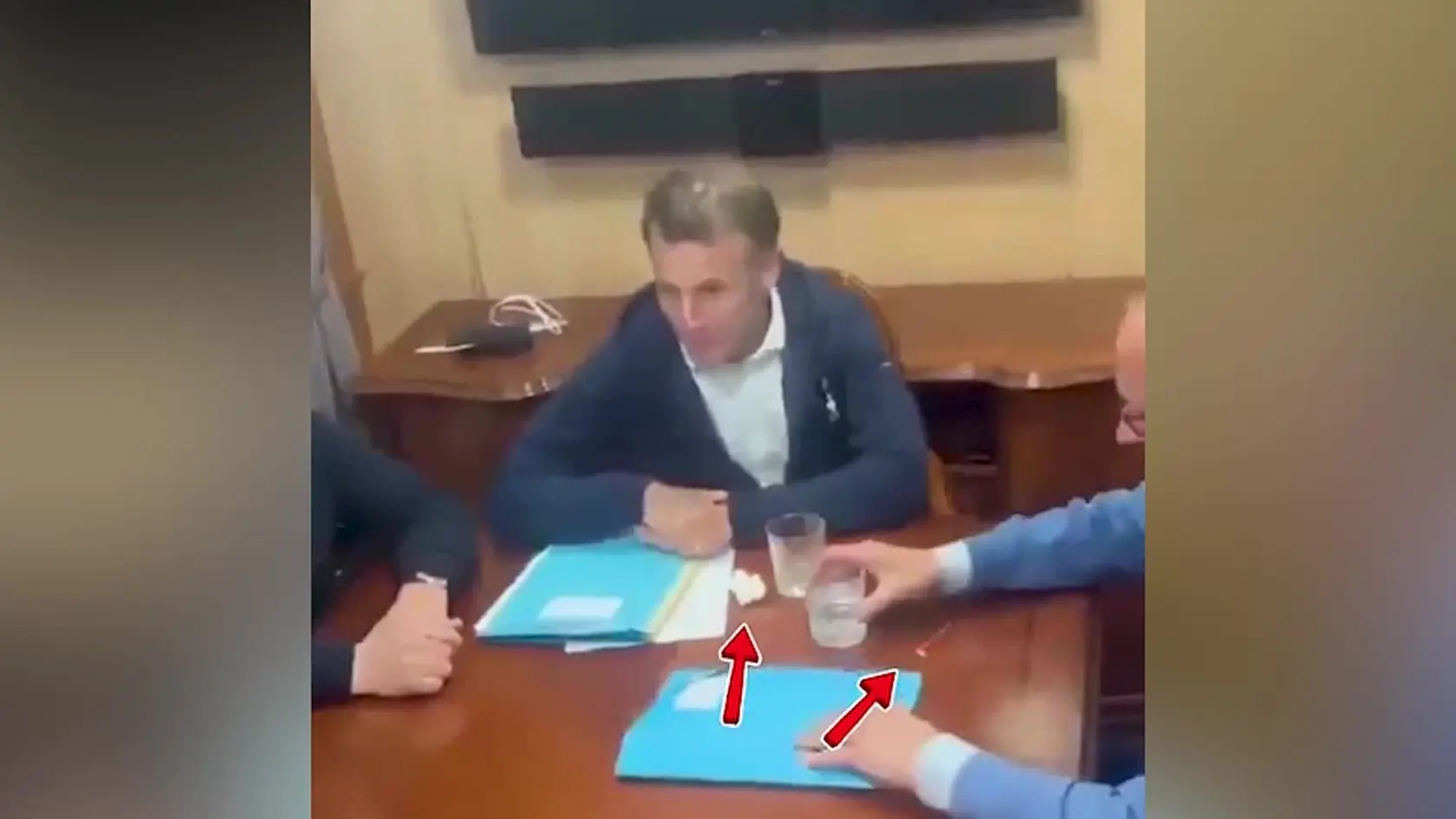 Francúzsky prezident Emmanuel Macron sa po návšteve Kyjeva ocitol v centre pozornosti. Video, na ktorom prezident narýchlo skrýva biely predmet, keď sa objavili kamery, vyvolalo na internete vlnu špekulácií!
