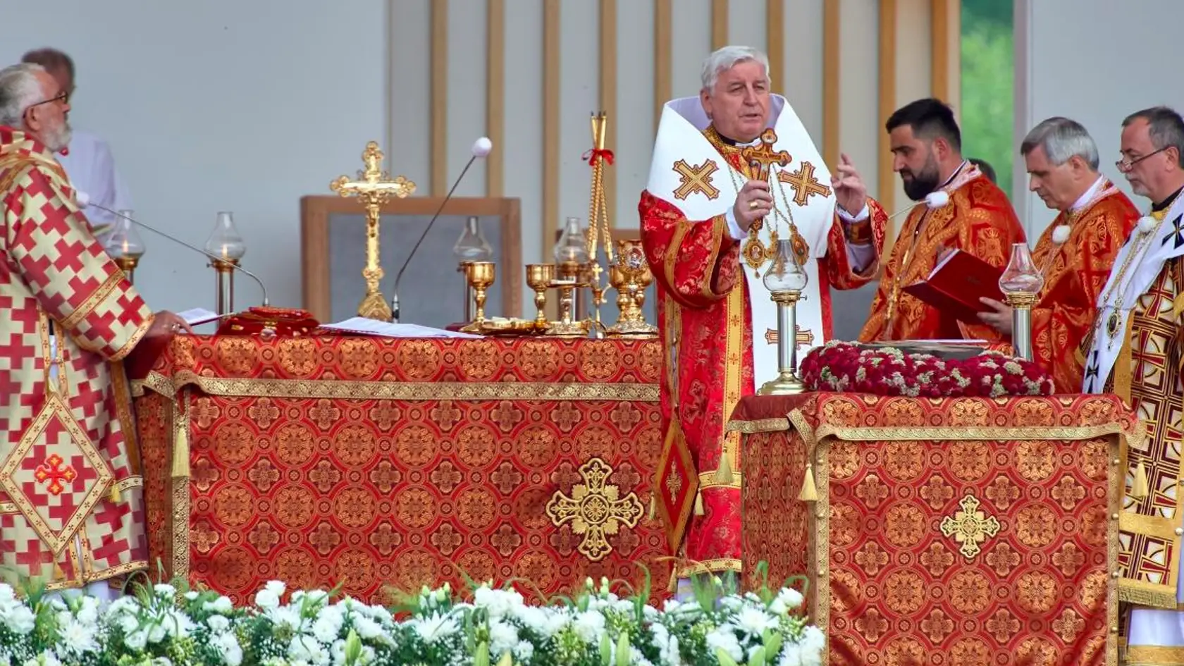 Arcibiskup Ján Babjak počas svätej liturgie.