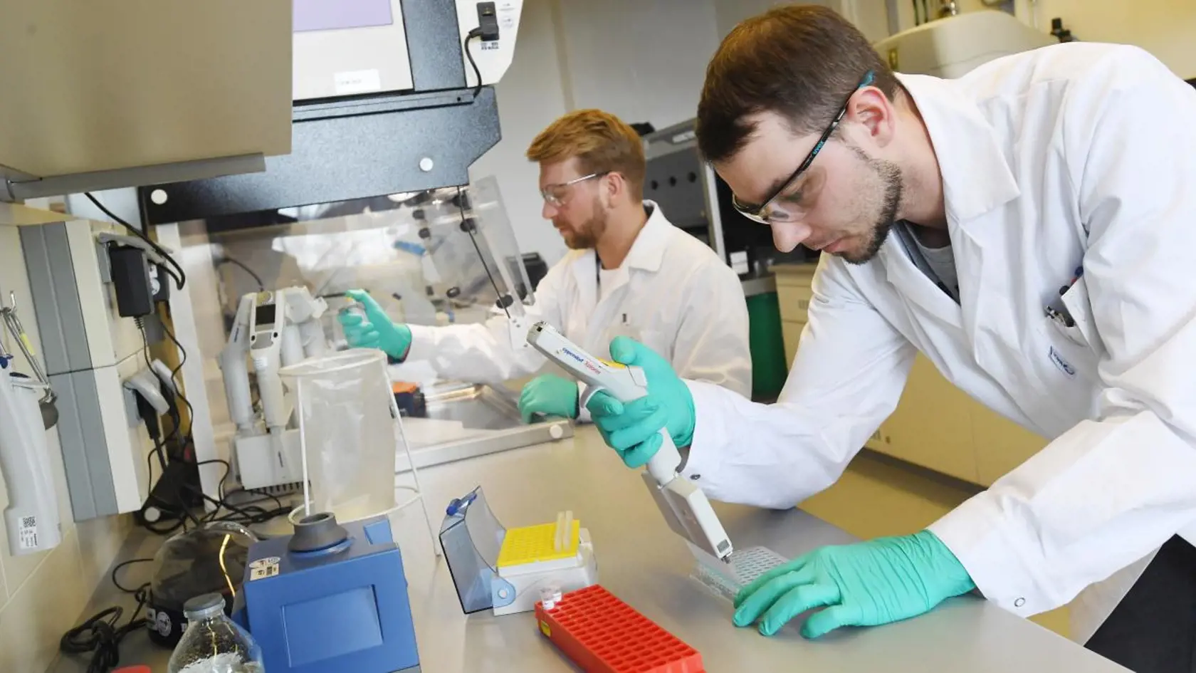 S plným nasadením kapacít súkromných a štátnych laboratórií odhaduje štát v priebehu týždňov počet testovaných pacientov až na 4000 denne.