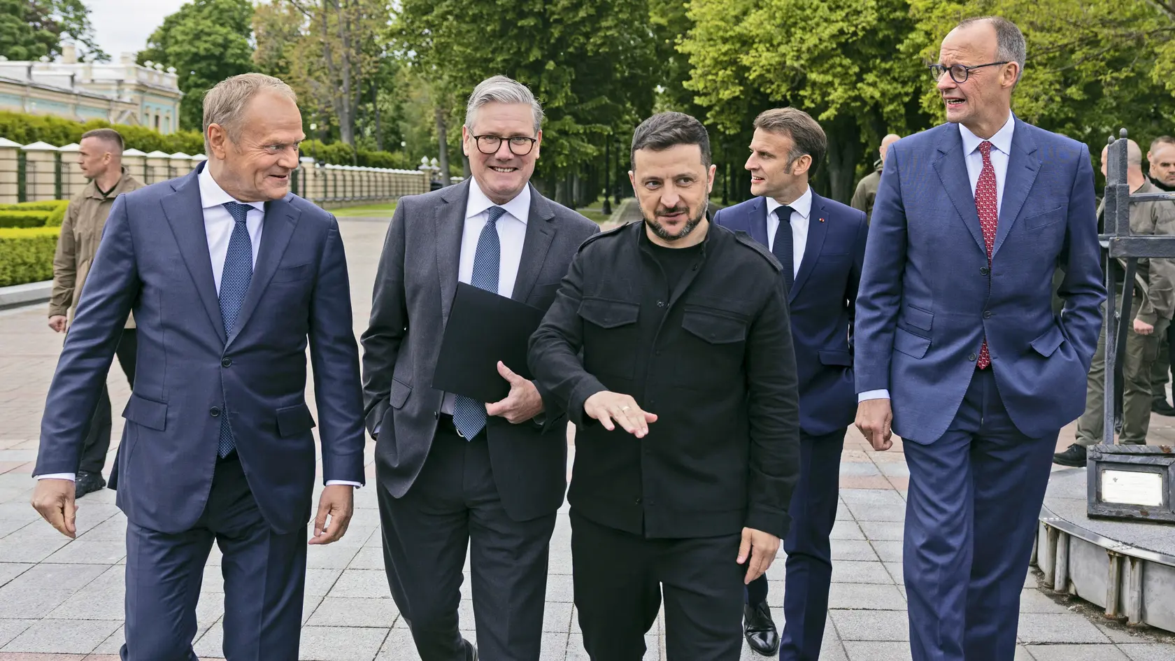 V Kyjeve sa stretli (zľava) Tusk, Starmer, Zelenskyj, Macron a Merz.