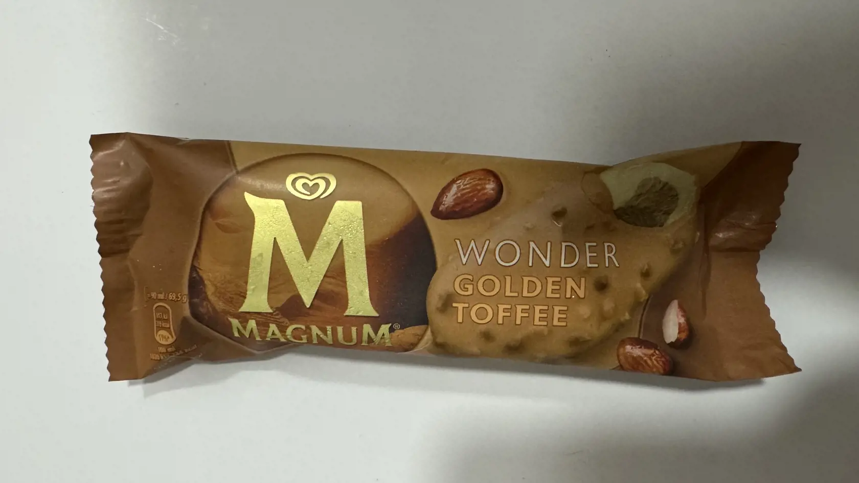 3. Magnum Wonder 2,09 € = V zložení nachádzame mlieko, cukor, kakaové maslo, maslový a kokosový tuk, smotanu, mandle, datľove pyré, srvátku - toto bola tá lepšia časť zloženia avšak ďalej nasleduje zmes rôznych éčok. Ide o vysokospracovanú potravinu, zo zoznamu zdravých letných pochúťok by som ju určite vyškrtla.