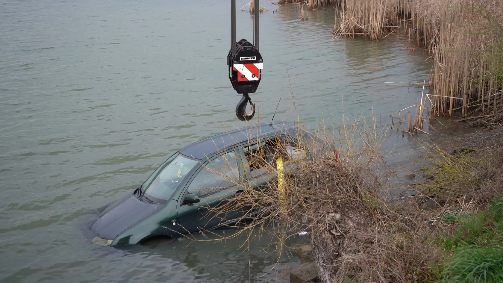 Auto museli z vody vytiahnuť so žeriavom hasiči z humenskej záchrannej brigády. 