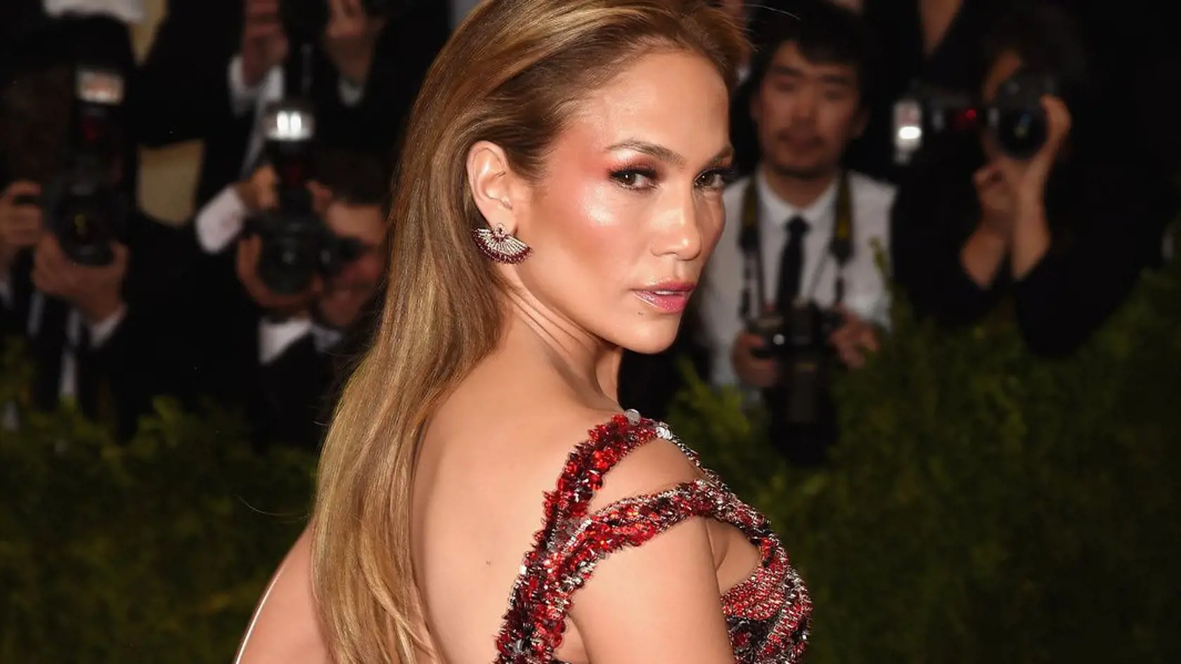 Jennifer Lopez s nahým pozadím.