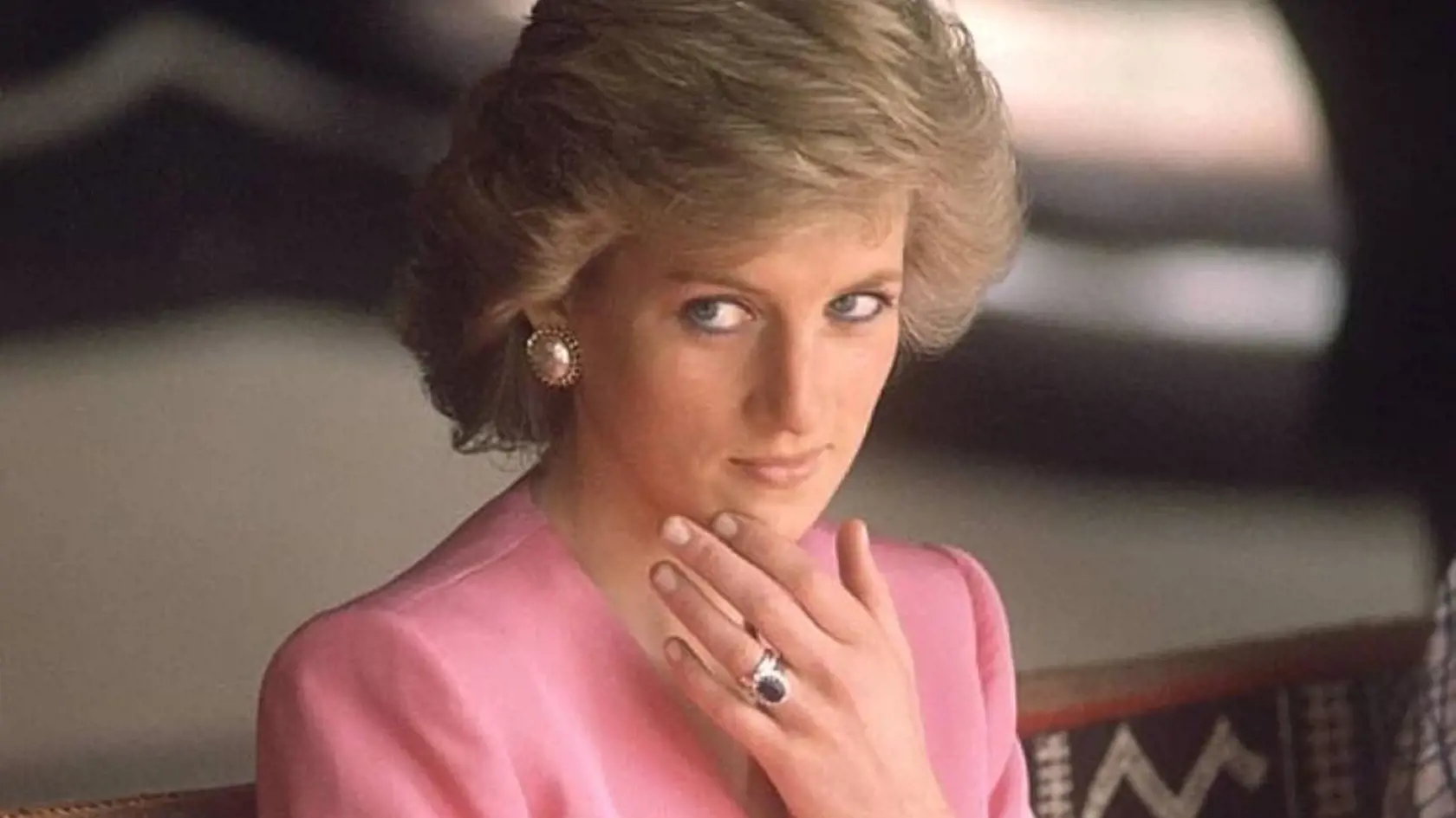 Princezná Diana dostala luxusný prsteň v roku 1981 na zásnuby Charlesom. Sochár Oscar Nemon vytvoril sadrový odliatok jej ruky s nasadeným prsteňom. Toto dielo pôjde čoskoro do dražby.