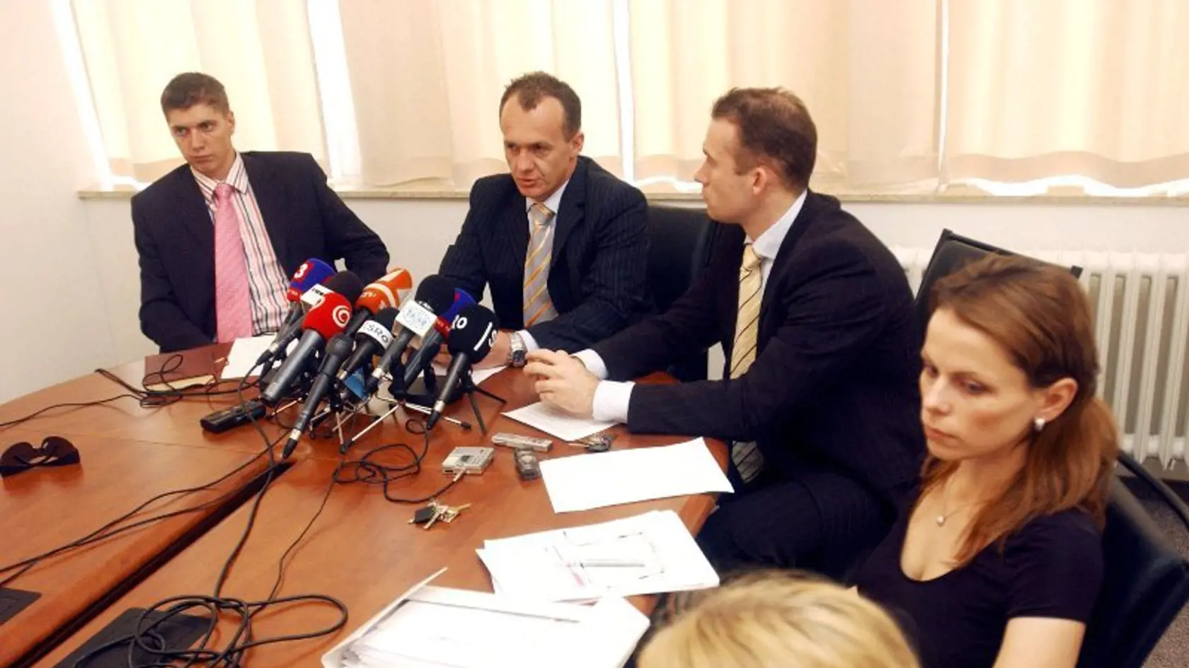 Zástupcova spoločnosti Penta Investments, a.s., Jozef Oravkin (druhý zľava) a Marek Ondrejka (vpravo).