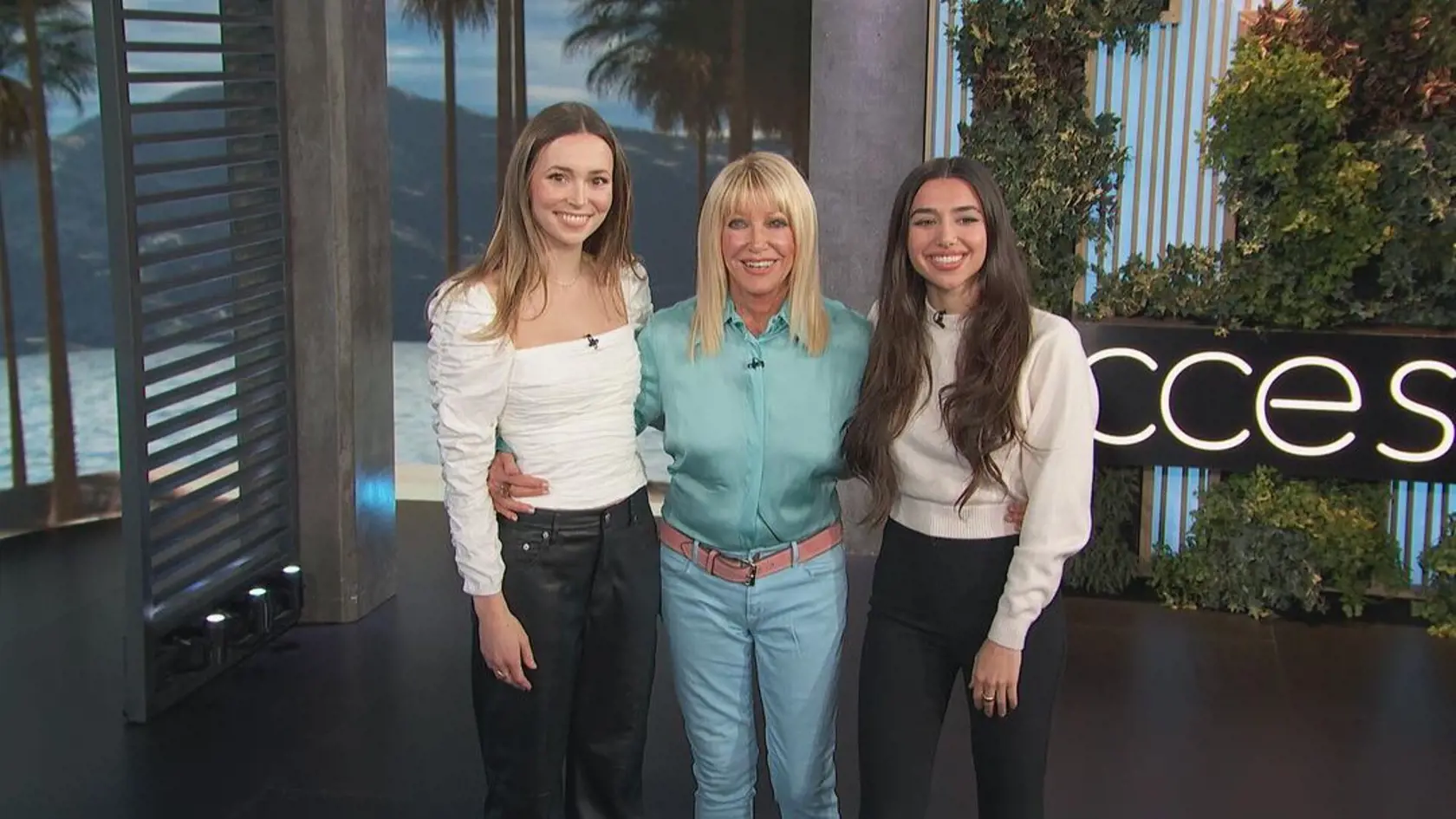 Suzanne Somers a jej vnučky boli hostkami v šou Acces Hollywood.