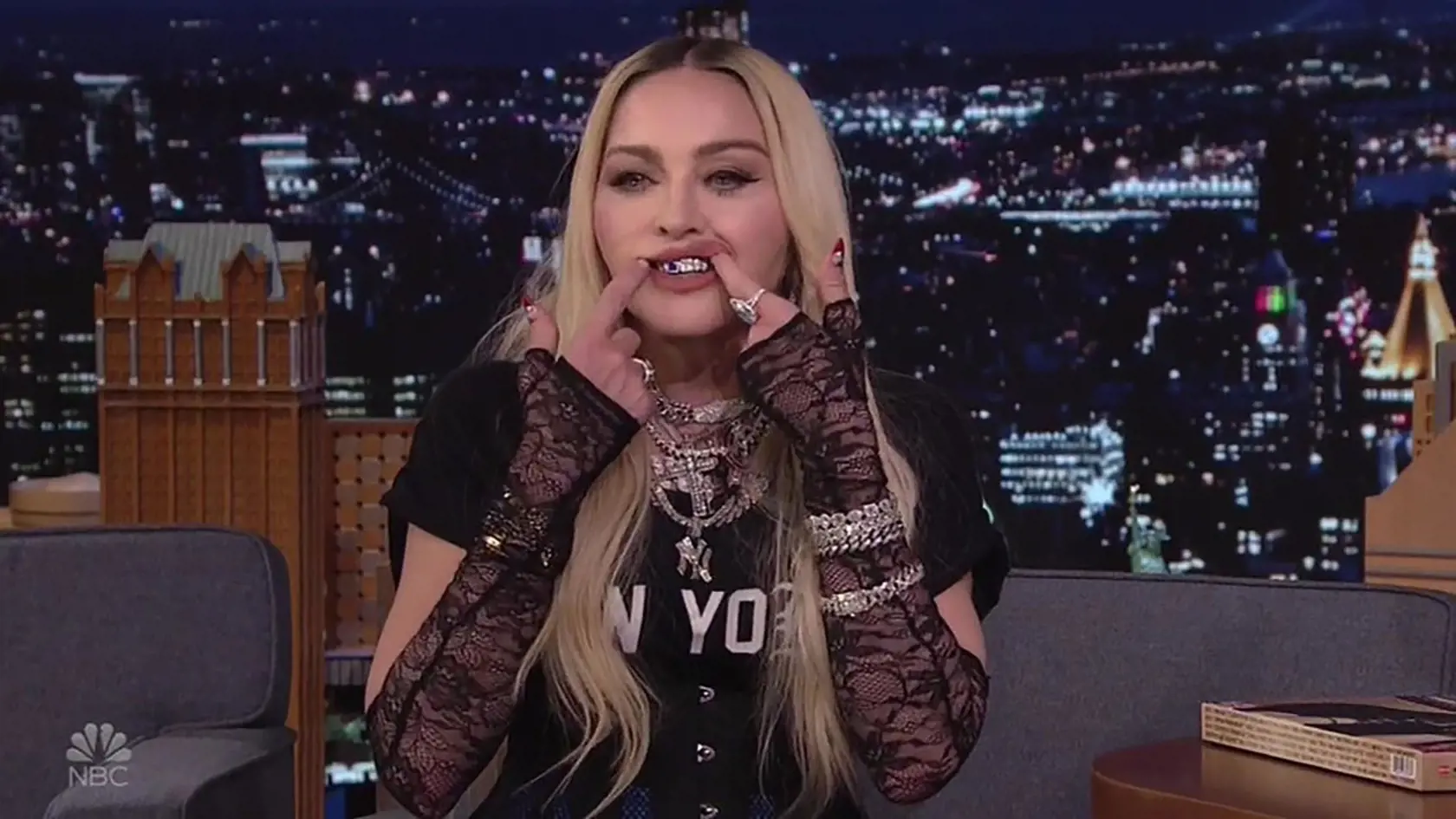 63-ročná speváčka Madonna sa objavila The Tonight Show.
