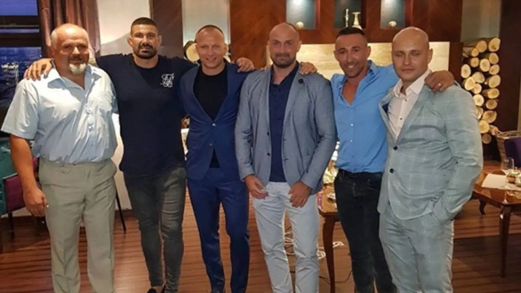 Priatelia: Peter Brath, prvý zľava, ovláda firmu, ktorá vlastní zámoček. Na fotografii je aj zápasník Attila Végh, druhý zľava, Norbert Bödör, tretí sprava, a zástupca riaditeľa Národnej jednotky finančnej polície Milan Mihálik, prvý sprava.