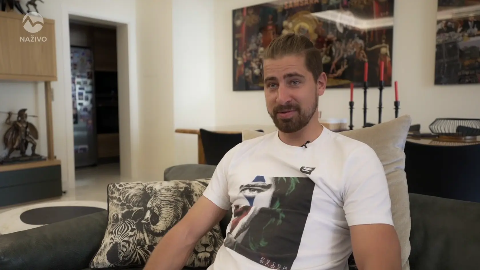Peter Sagan má obývačku, ktorá dýcha moderným luxusom. 