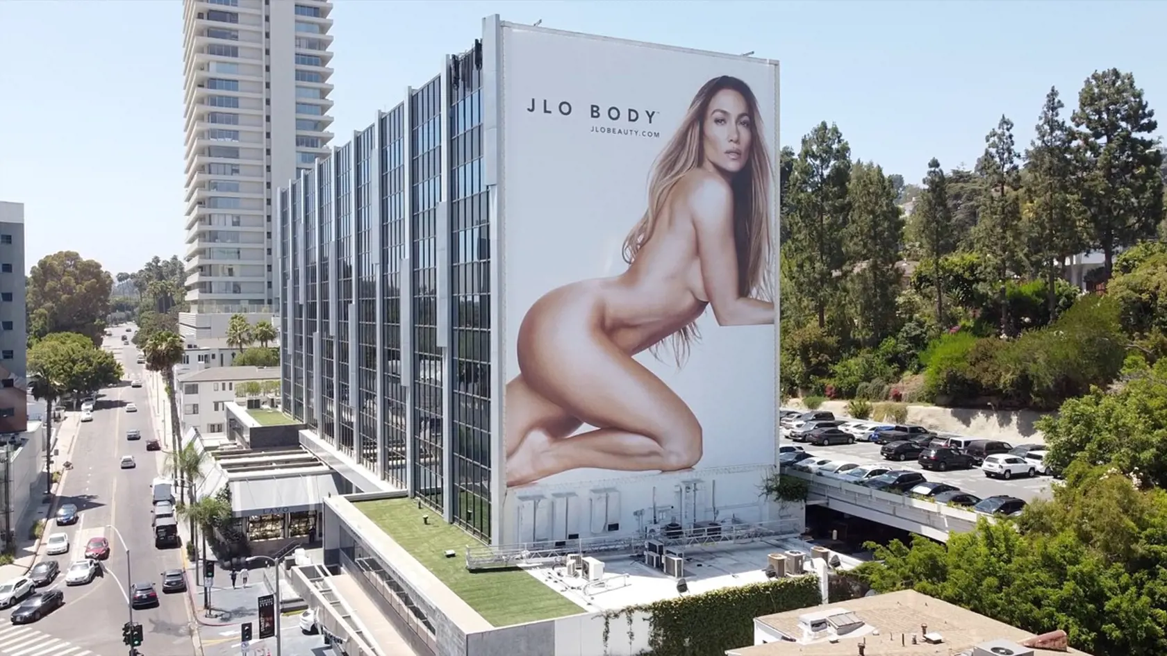 Jennifer Lopez na mega bilborde, na ktorom prezentuje vlastnú značku kozmetiky.