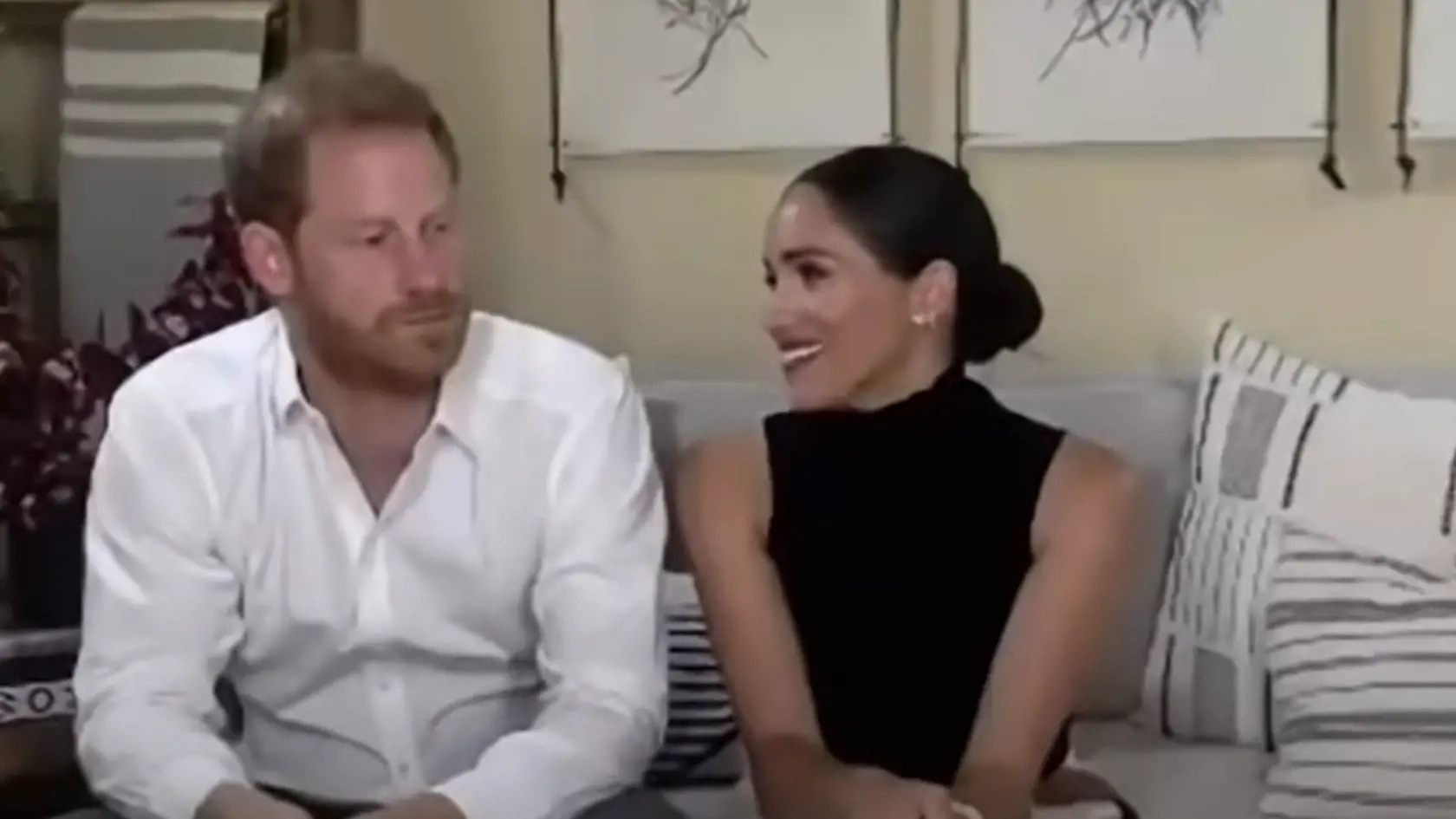 Vojvodkyňa Meghan sa poriadne zmenila. Namiesto prirodzenosti zvolila tmavší mejkap a sýty rúž.