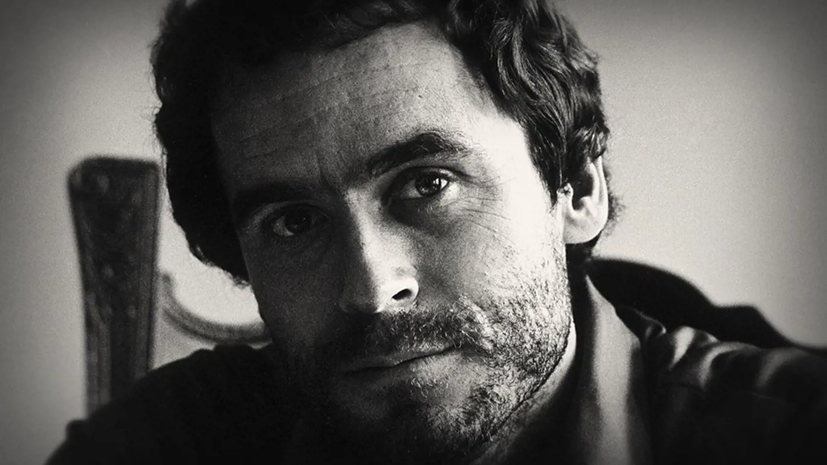 Ted Bundy zavraždil a znásilnil 30 žien vo veku od 12-25 rokov. LK vraždám sa nakoniec sám priznal a medializáciu prípadu si náramne užíval.