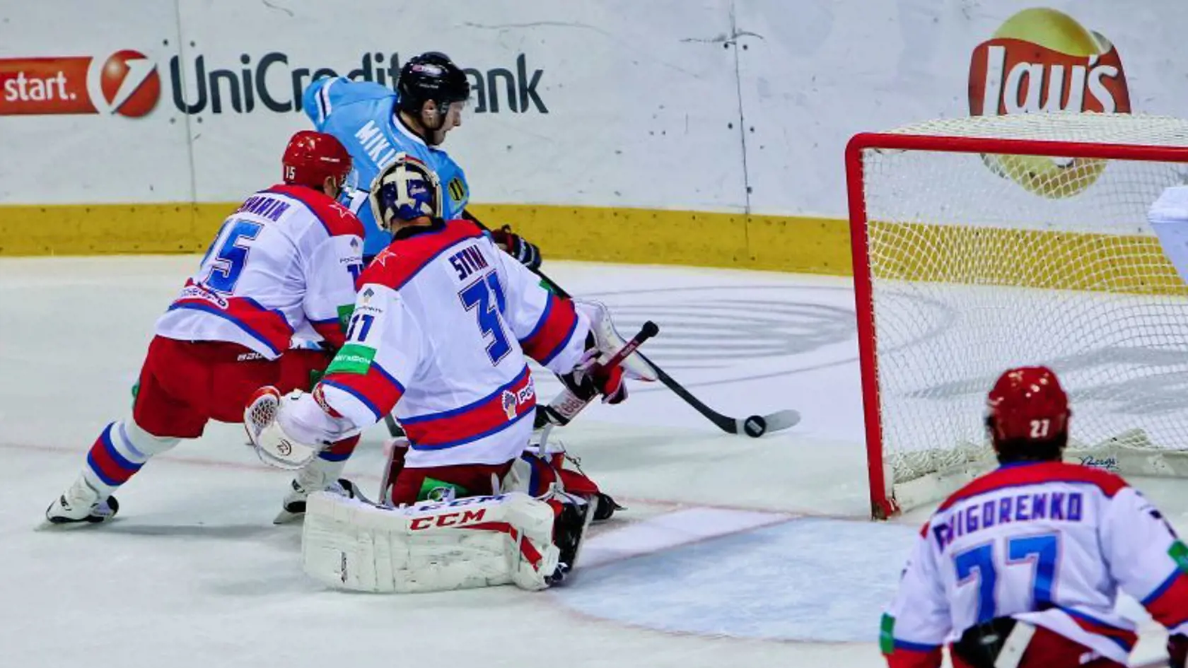 Juraj Mikúš pri bráne CSKA.