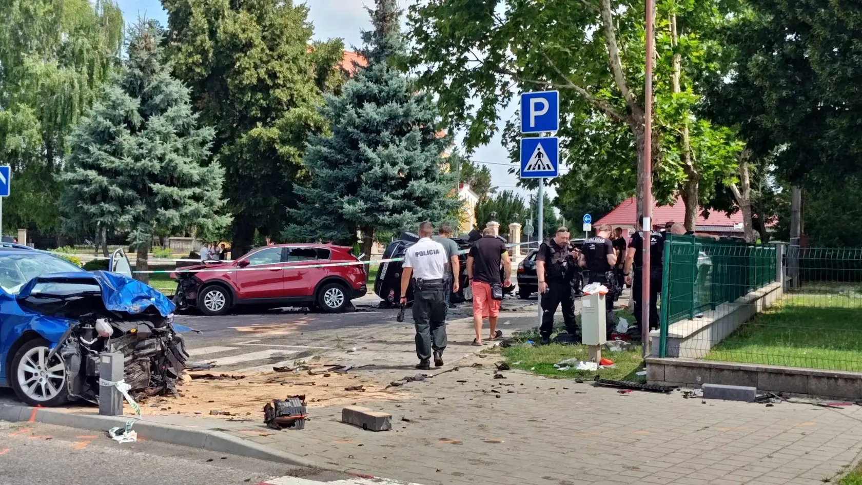 „Bývame v bytovke, ktorá sa nachádza blízko miesta nehody. Počuli sme silný náraz,“ opísala obyvateľka Tomášova túto hrôzostrašnú udalosť.
