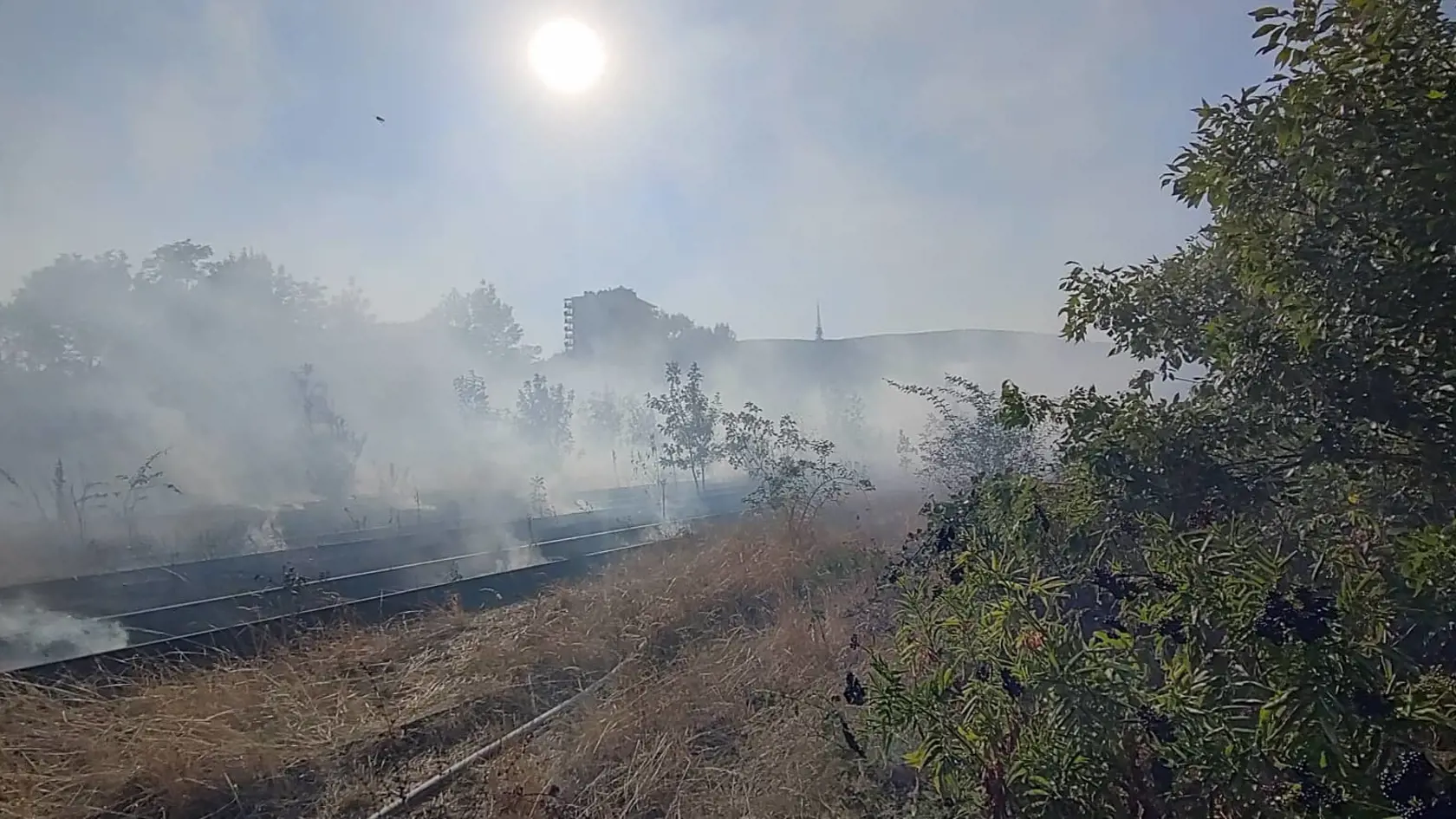 Zábery z okolia železničnej stanice Bratislava-Vinohrady. Na fotografii sa nachádza odstavená trať. Požiar sa rozšíril k chatárskej oblasti, neďaleko nej je obytná časť.