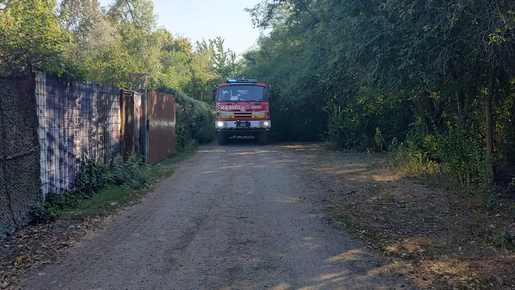 Bratislavskí hasiči sa snažia zlikvidovať požiar aj v mestskej časti Nové mesto.
