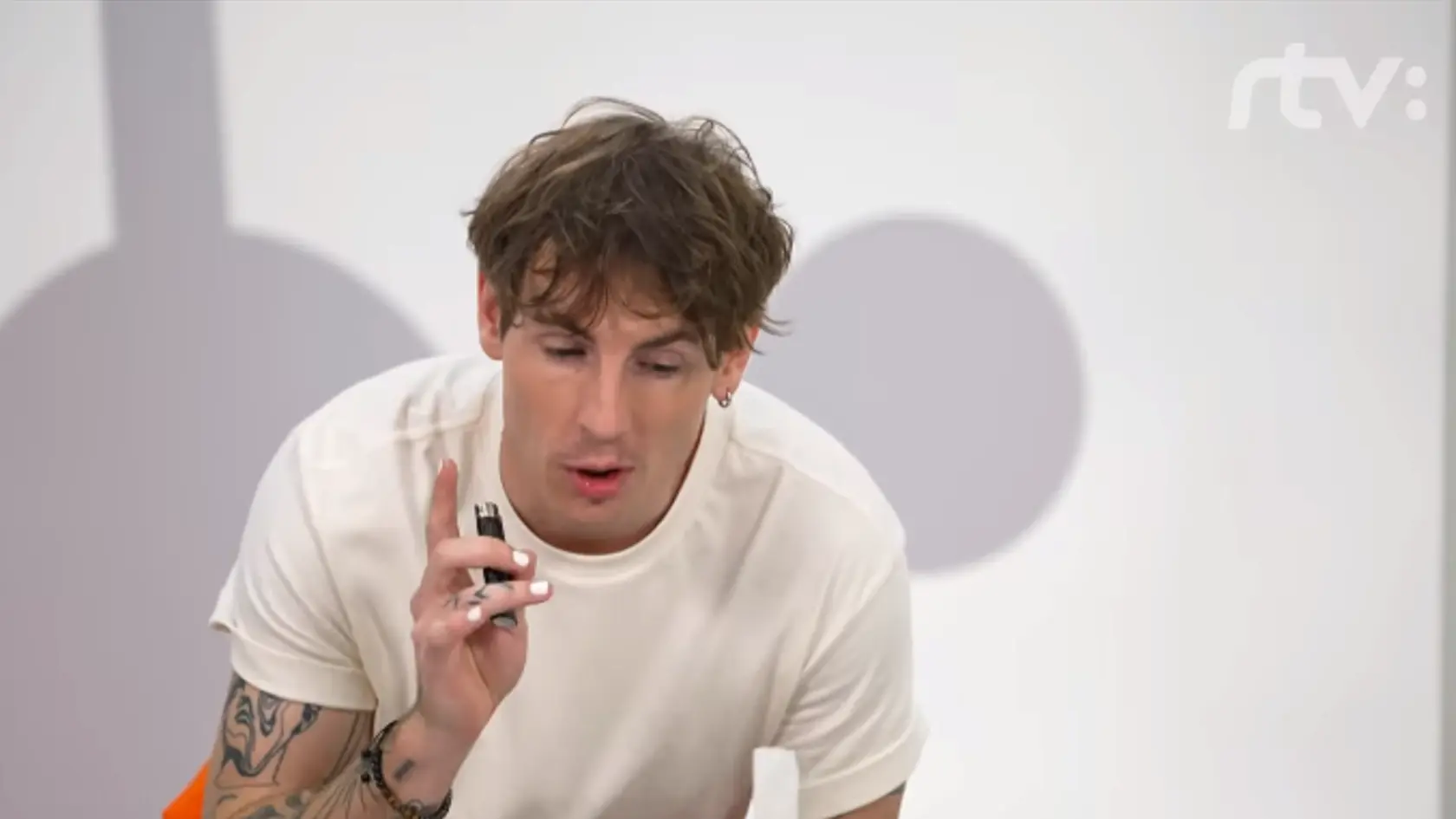 Slovenský youtuber a influencer Exploited na RTVS moderuje reláciu s názvom Superveda s Explom. Niektorým divákom sa nepáči moderátorov vzhľad, prekážajú im tetovania či nalakované nechty.
