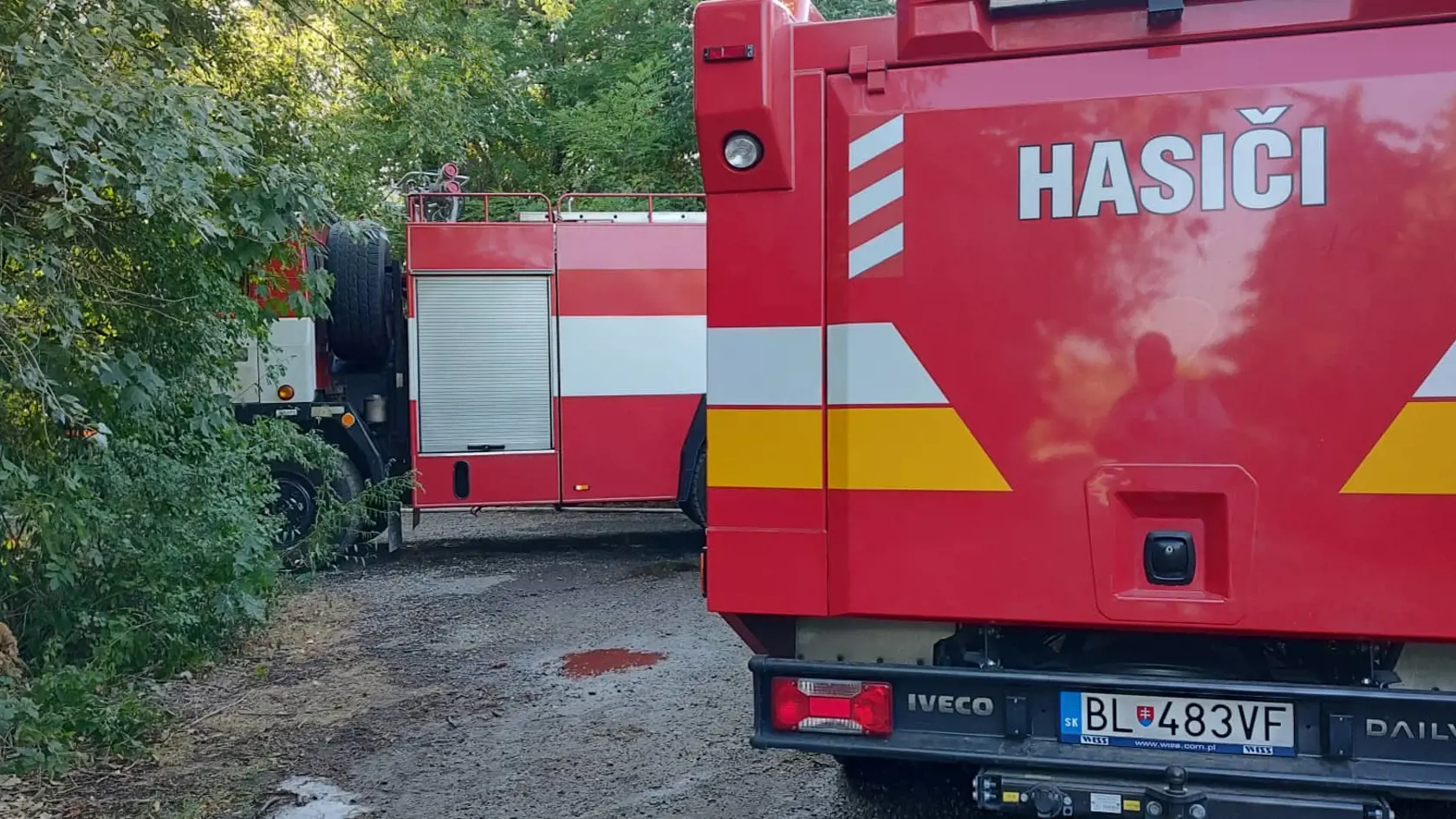 Bratislavskí hasiči zasahujú pri dvoch požiaroch.