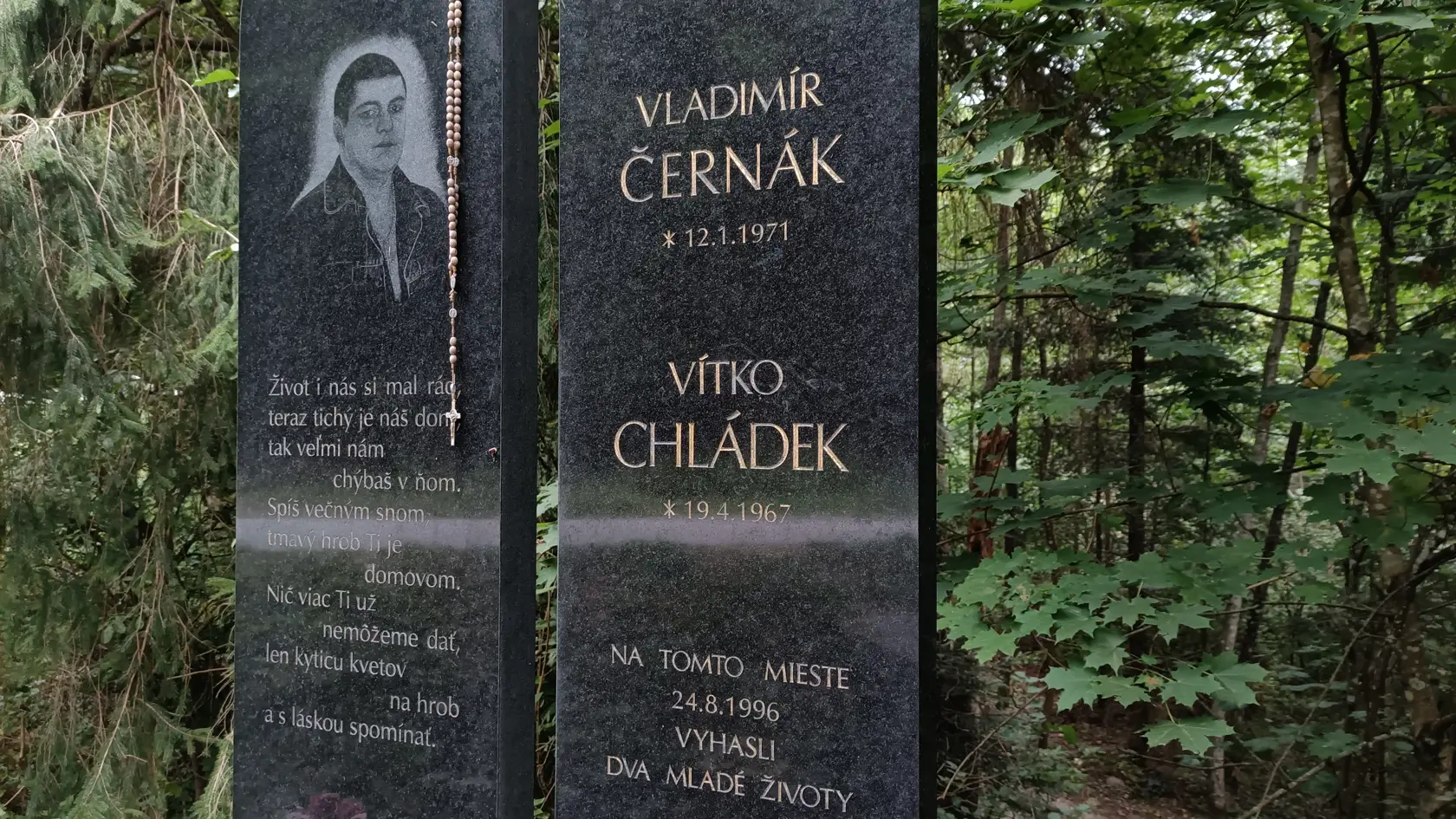 Pomník stojí pri hlavnej ceste na Tále.