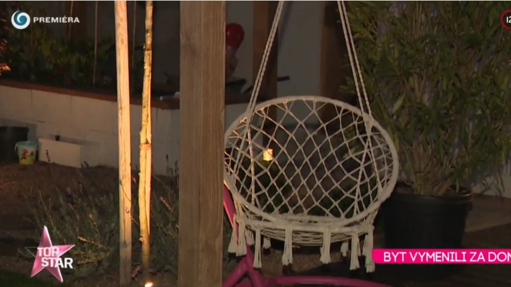 Mirka Partlová už dva roky žije v dome na vidieku neďaleko Bratislavy. Pohľad na časť terasy.